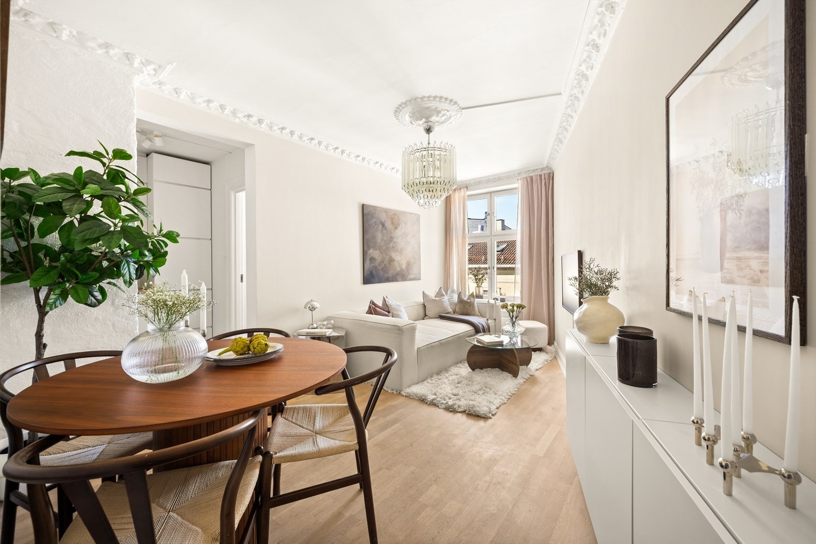 Her er det plass til både sofa og spisegruppe. Galleribilde