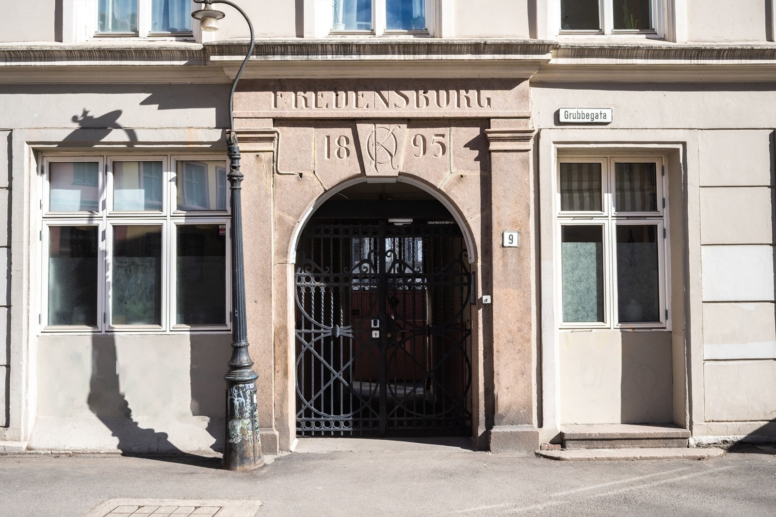 Fasade og hovedinngang. Galleribilde