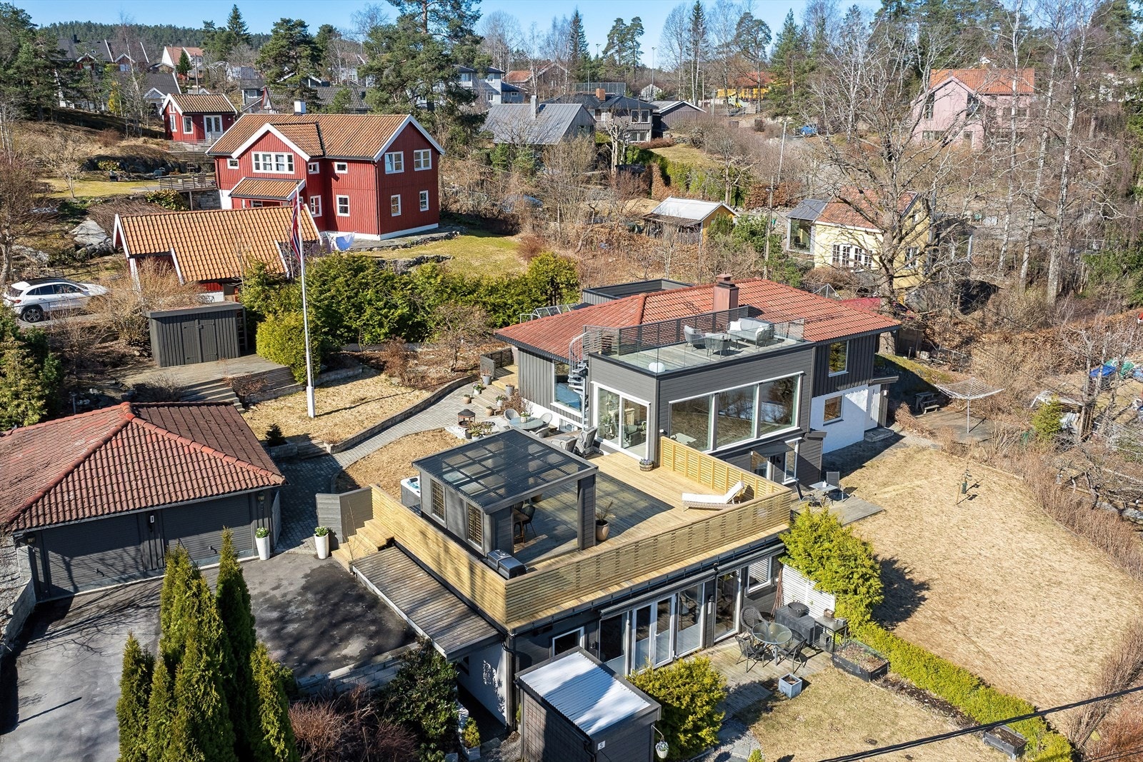 Forskjellige uteområder hvor solen kan nytes. Galleribilde