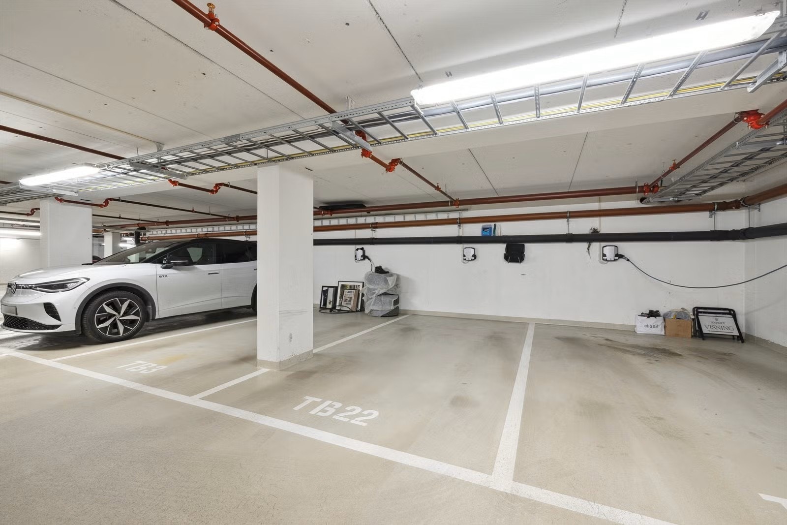Parkeringsplass med elbillader Galleribilde
