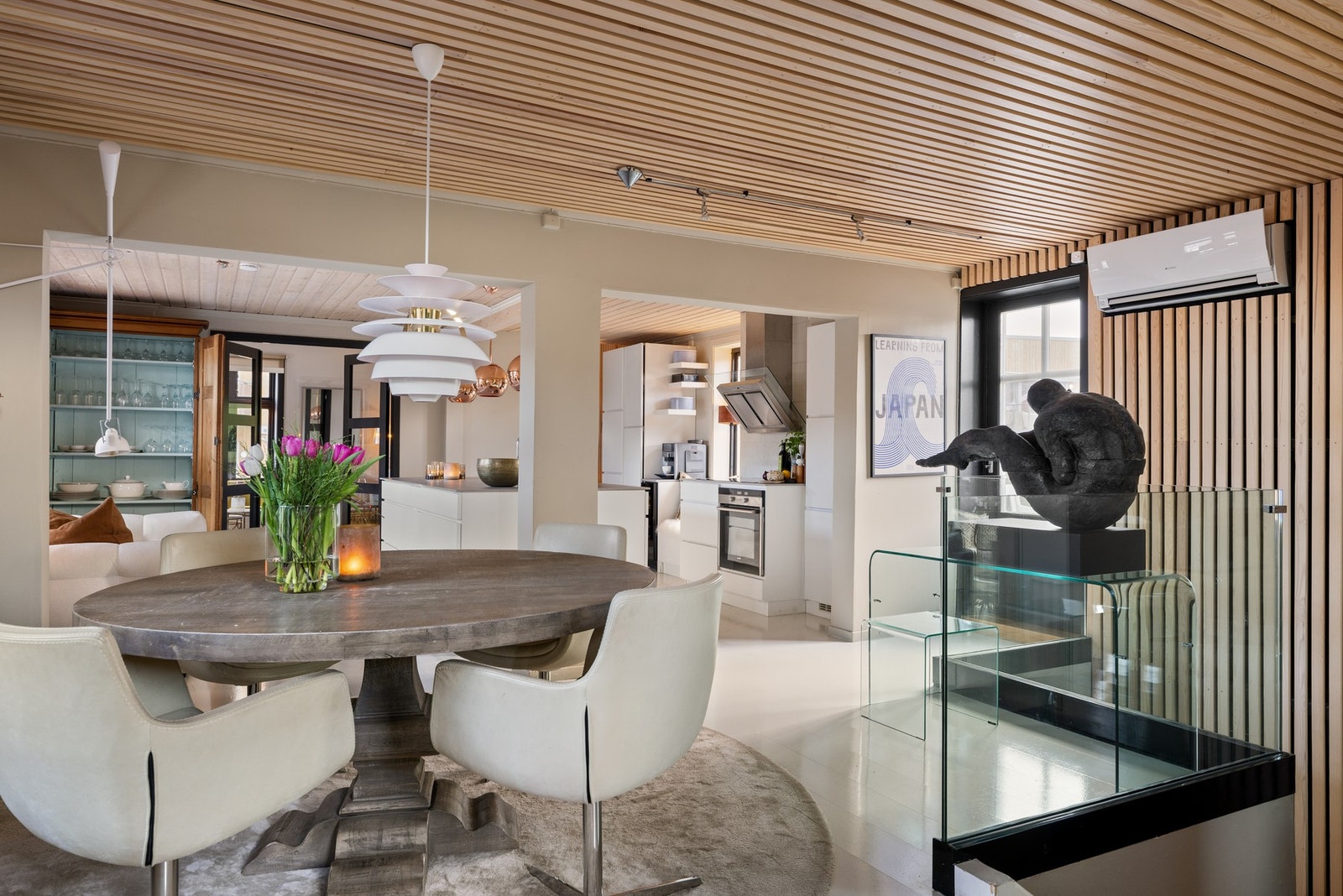 Boligen fremstår som et moderne, klassisk og koselig hjem med en rekke spennende detaljer. Galleribilde