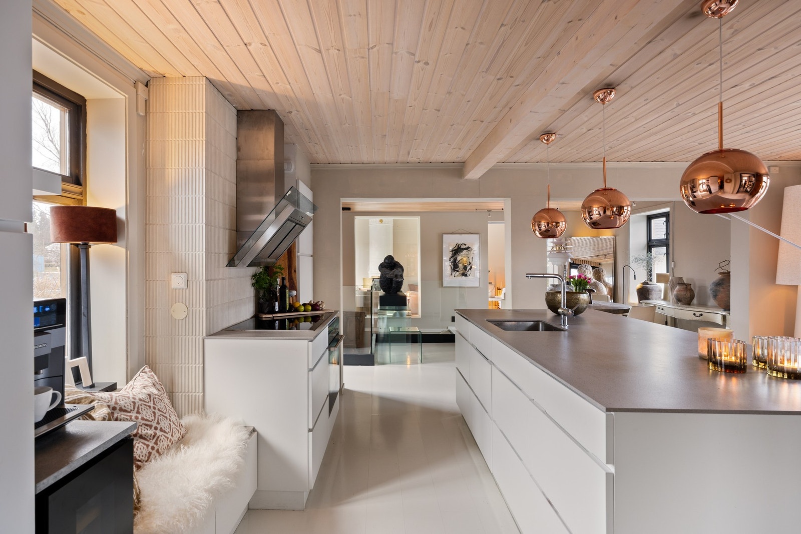 Kjøkkenet er på 22,9 m² og rommet er innredet med en stor kjøkkenøy. Galleribilde