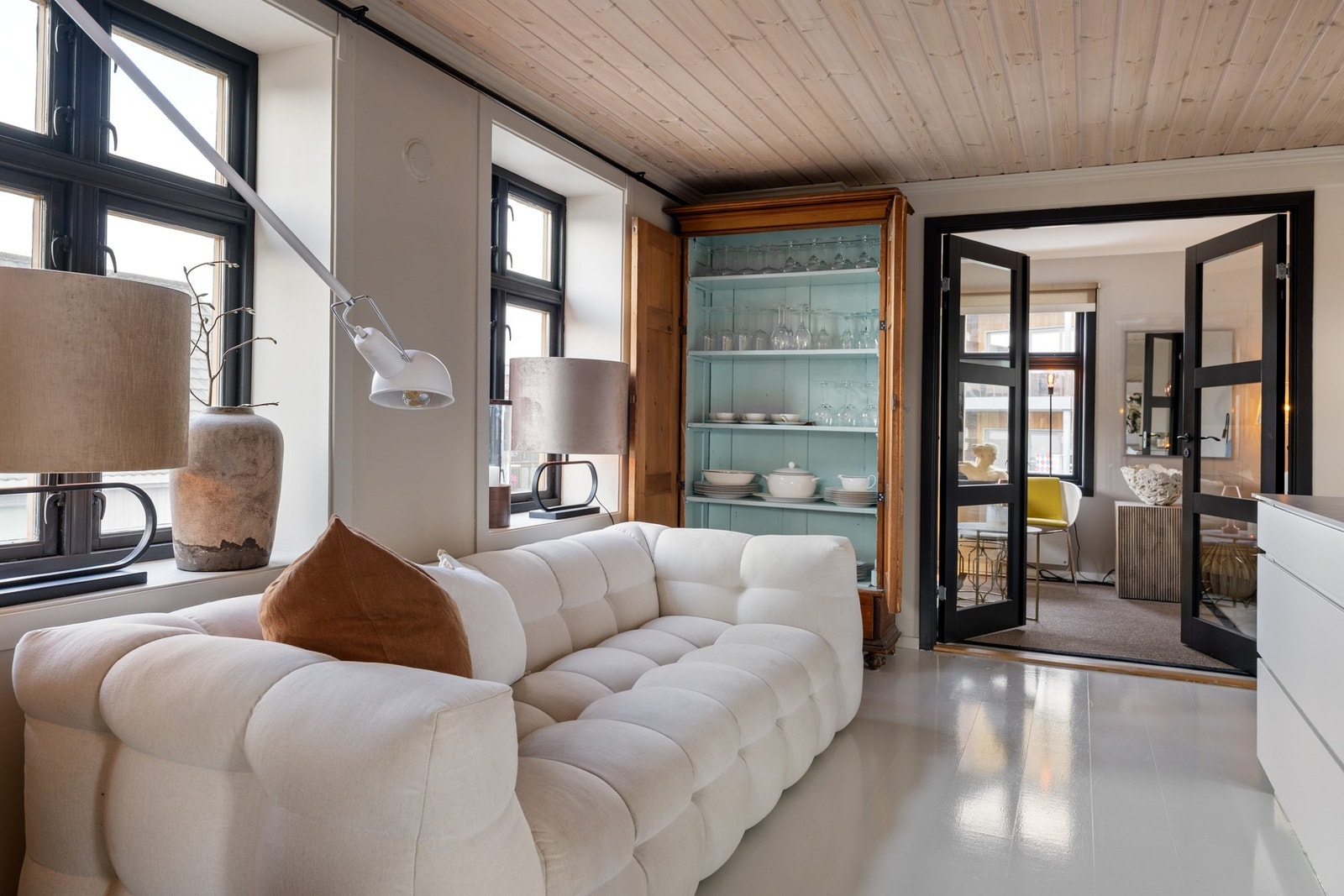 Ved kjøkkenet er det plass til en stor og deilig sofa under vinduene. Galleribilde