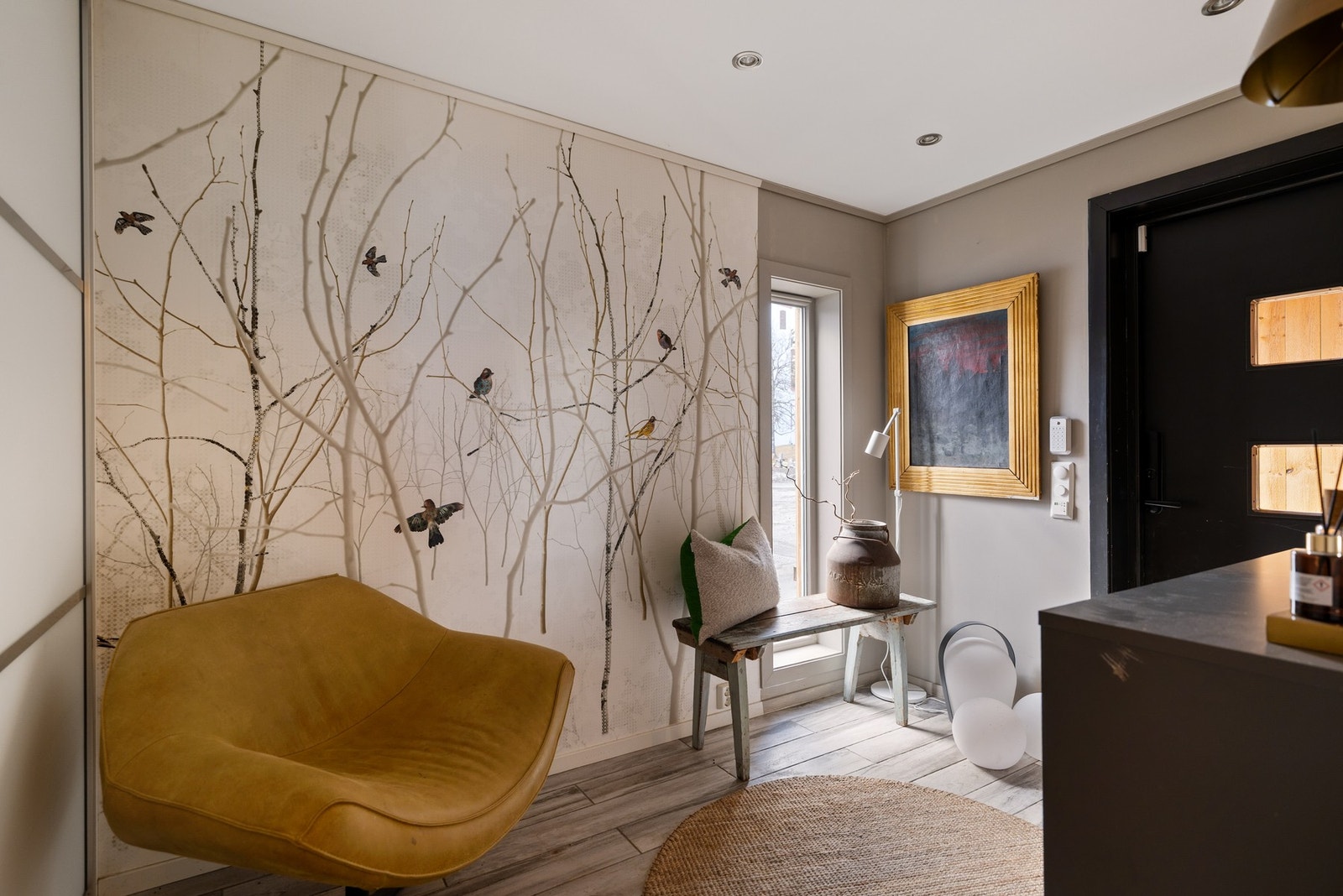 Innbydende entré/gang er av god størrelse på 8 m² med garderobe som medfølger. Galleribilde