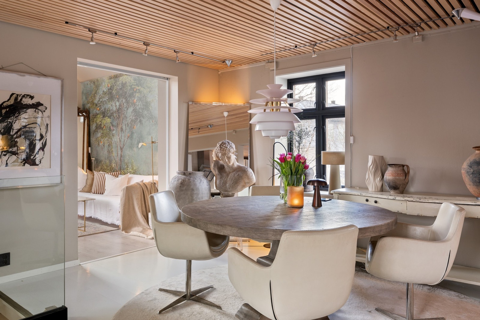 Her har man plass til et stort spisebord hvor hele familien kan samles til hyggelige middagsselskap. Galleribilde