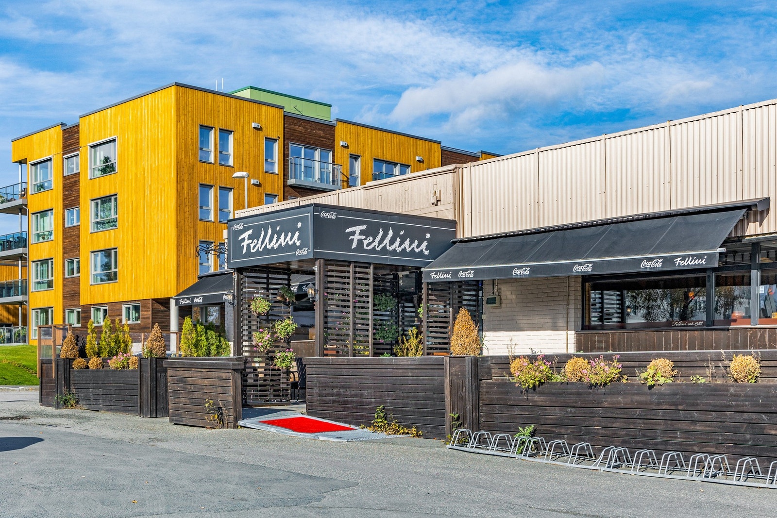 Rett over gaten finner man Fellini restaurant, som serverer ekte italiensk pizza bakt i steinovn. Galleribilde