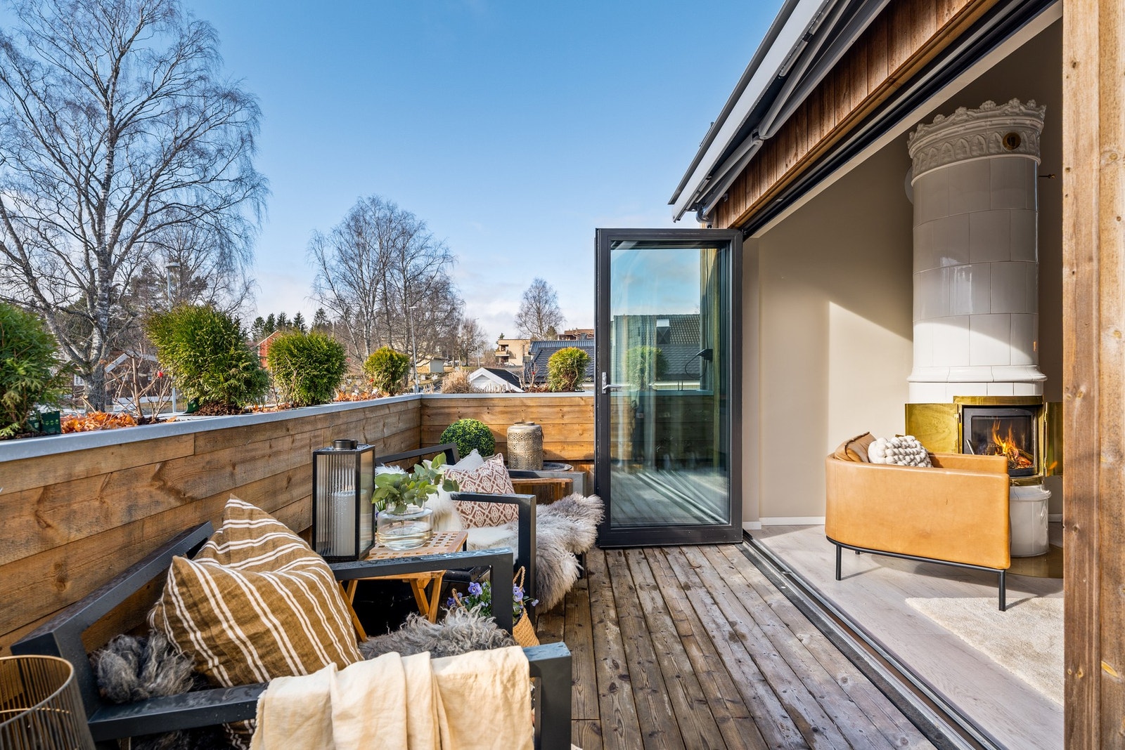 Terrassen ble utvidet med innebygde blomsterkasser som en del av rekkverket og glassrekkverket ble fjernet etter ønske fra byantikvar og arkitekt. Galleribilde