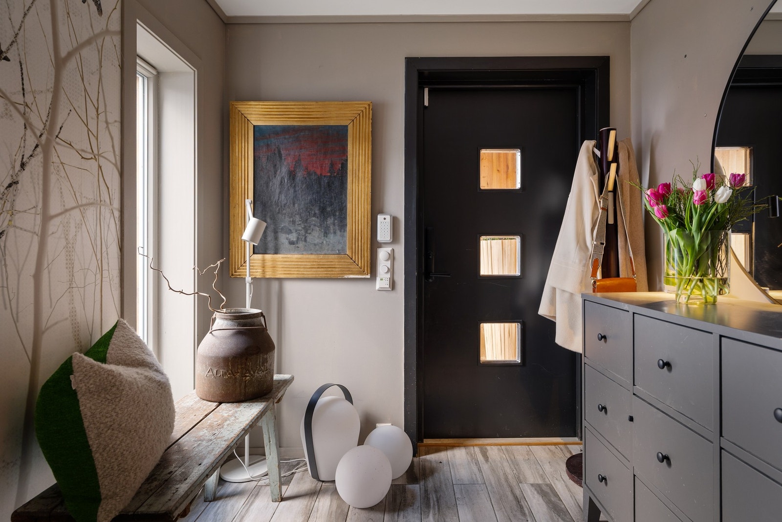 I entré/gang er det også en stort vindu som slipper inn fint dagslys. Galleribilde
