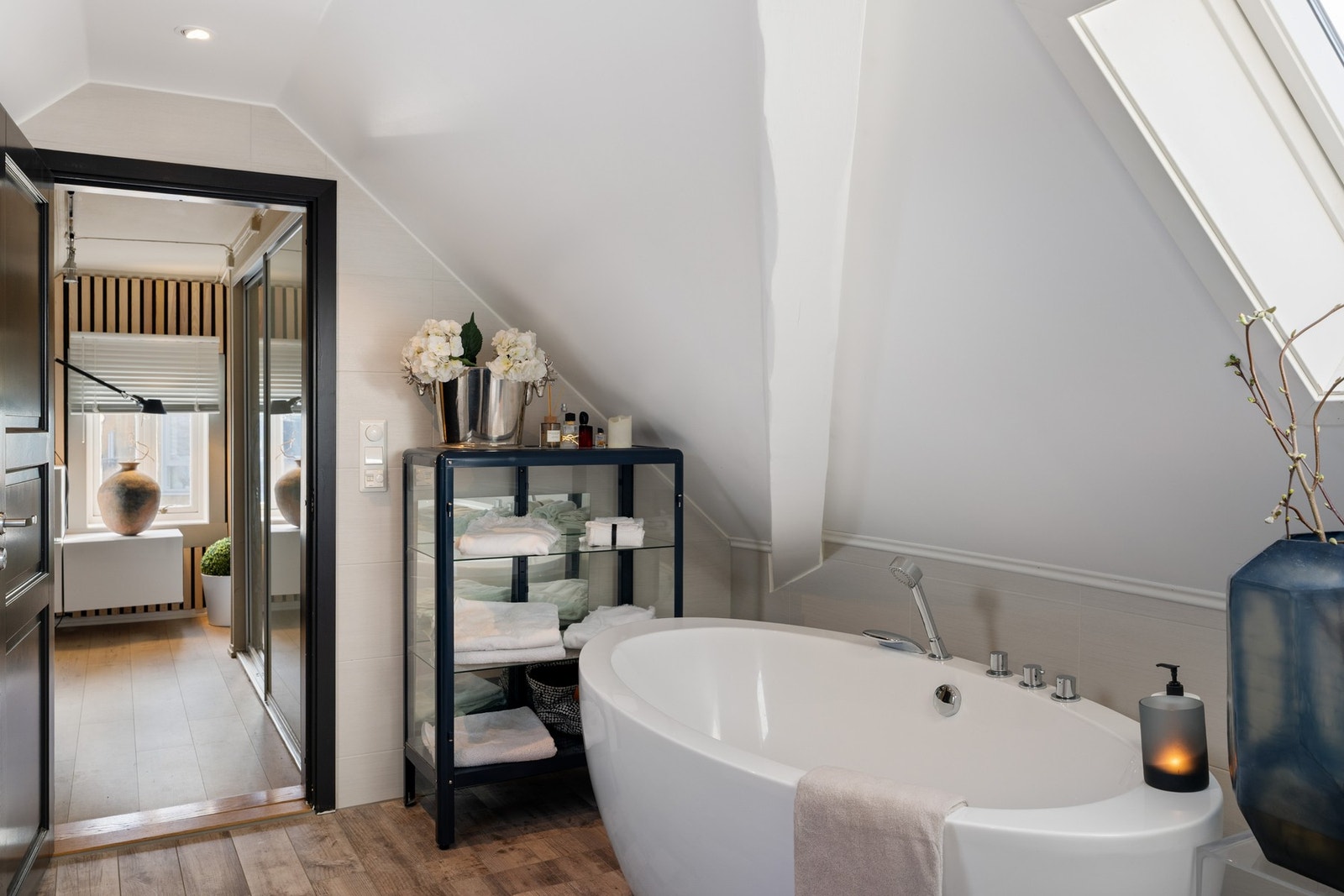 Badet har flislagte vegger og gulv med gulvvarme og et herlig badekar. Galleribilde