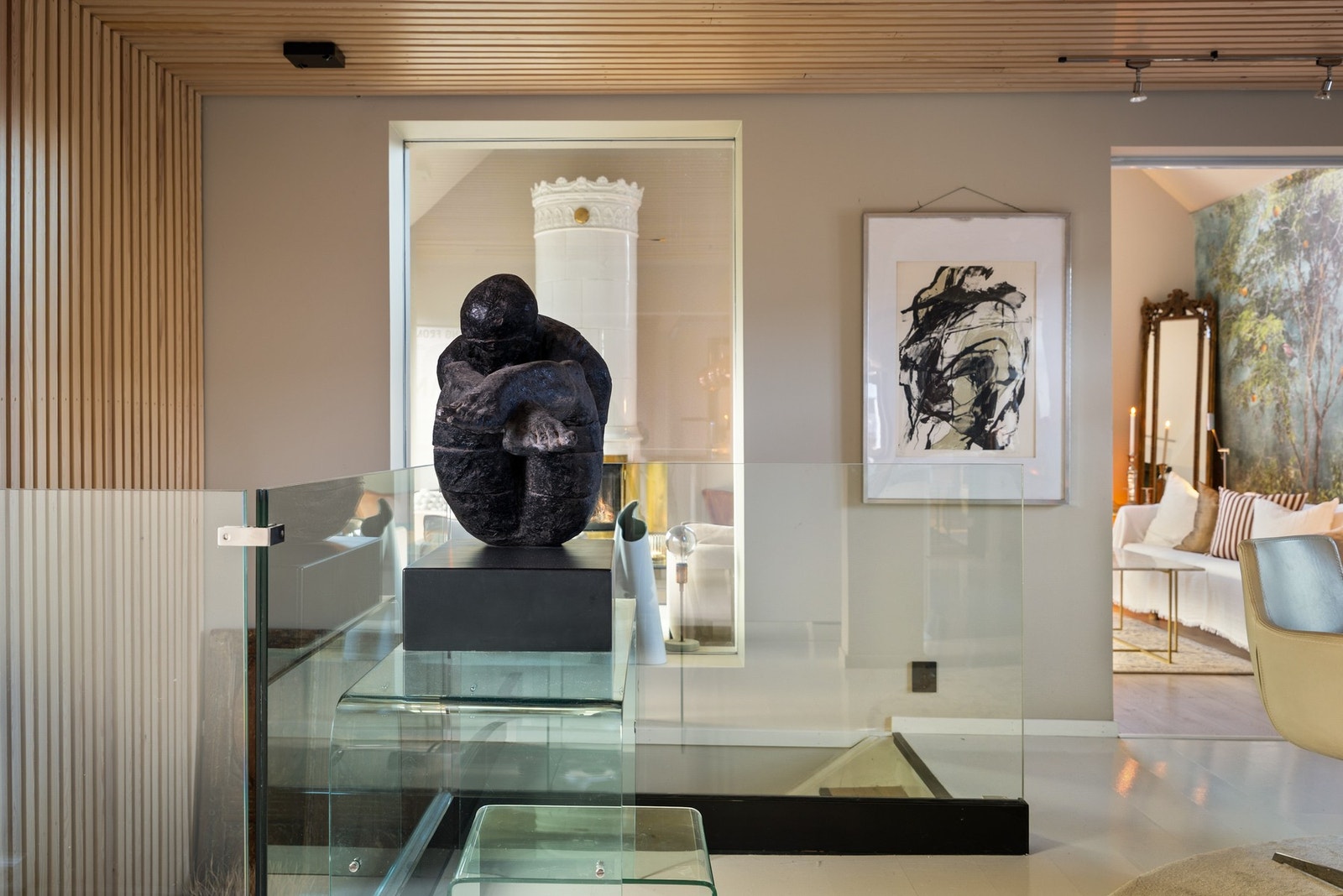 Glassrekkverk på trappen gir boligen et lett og luftig uttrykk. Galleribilde