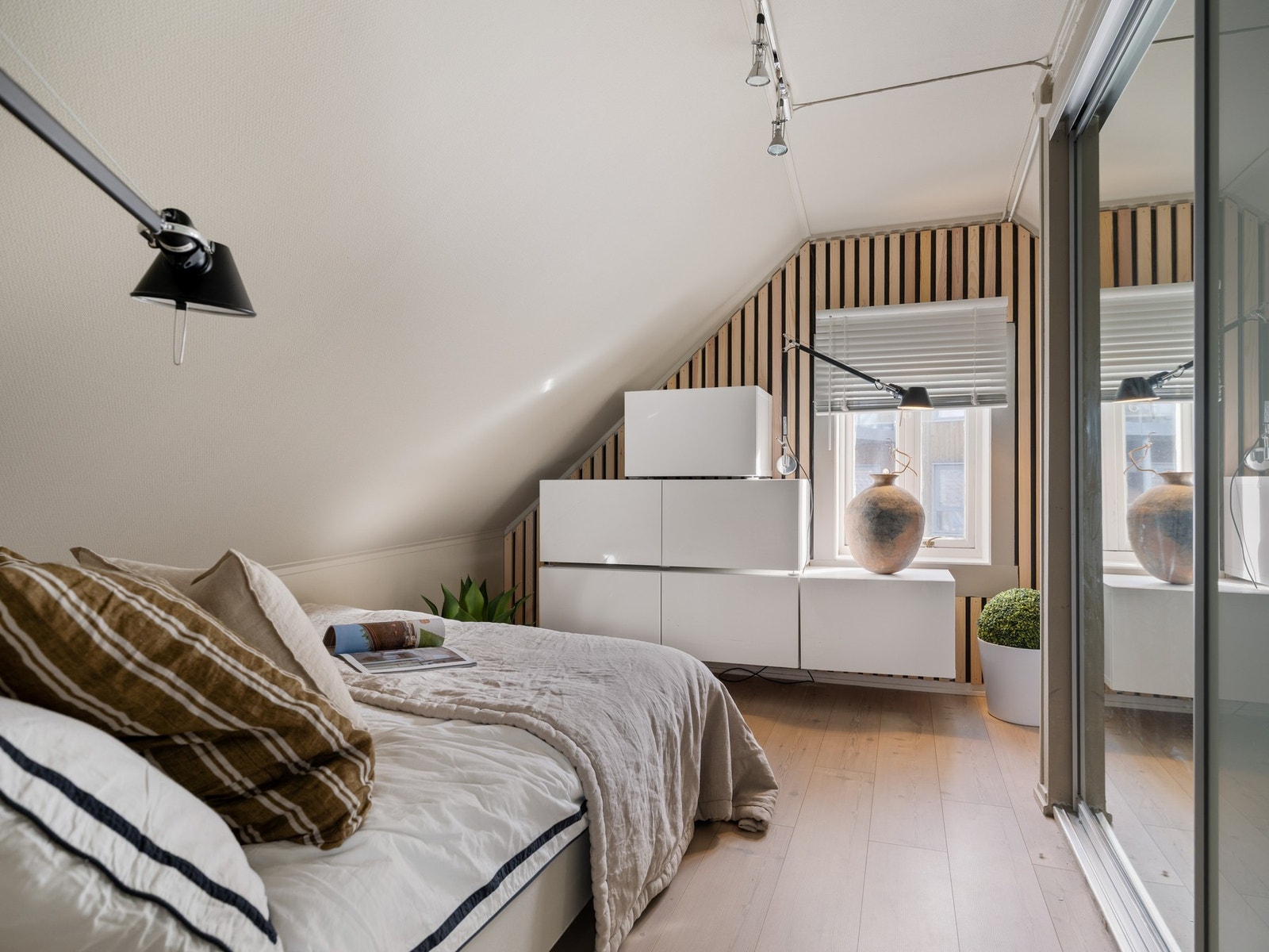 Dette rommet (loftstue benyttes som soverom) har en praktisk garderobeløsning med skyvedører. Galleribilde