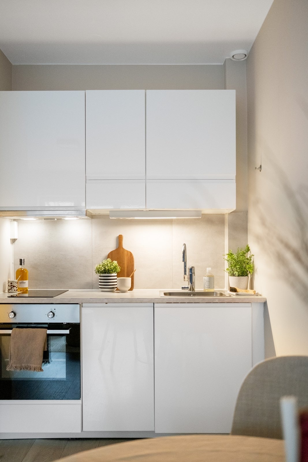 Kjøkkeninnredning fra 2020 med integrert komfyr og oppvaskmaskin (smal type). Galleribilde