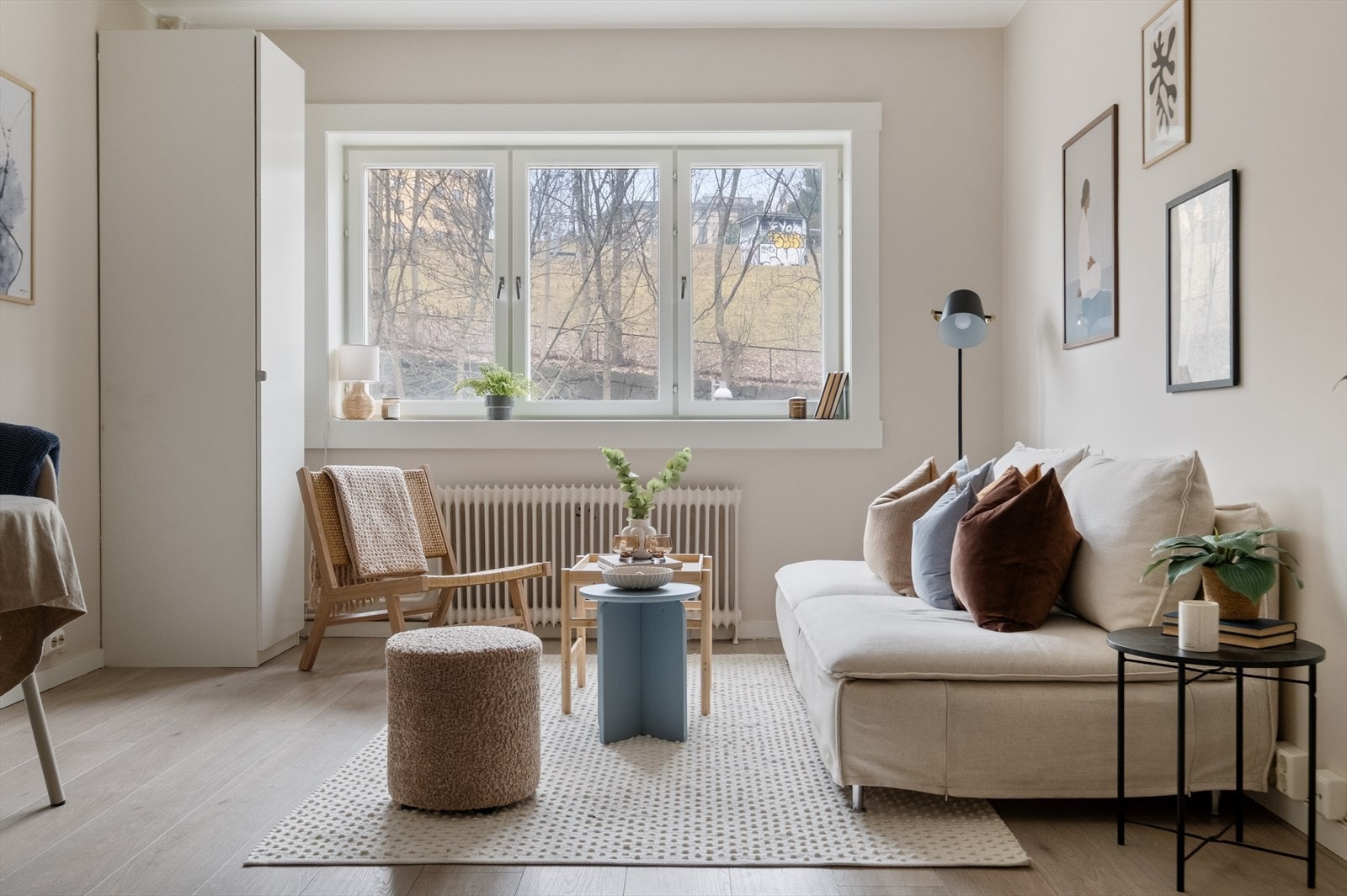 Plass til sofagruppe med tilhørende møblement. Galleribilde