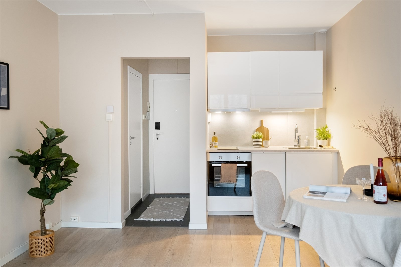 Moderne kjøkkeninnredning fra 2020 i hvit høyglans fra IKEA. Galleribilde