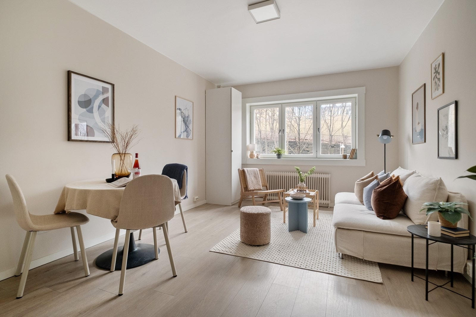 Nordvik v/Moestue har gleden av å presentere en lys og attraktiv 1-roms leilighet beliggende sentralt i skillet mellom Grünerløkka og St. Hanshaugen. Leiligheten ligger med populære Vulkan som nærmeste nabo. Husk visningspåmelding! Foto: Rullende Fotograf Galleribilde