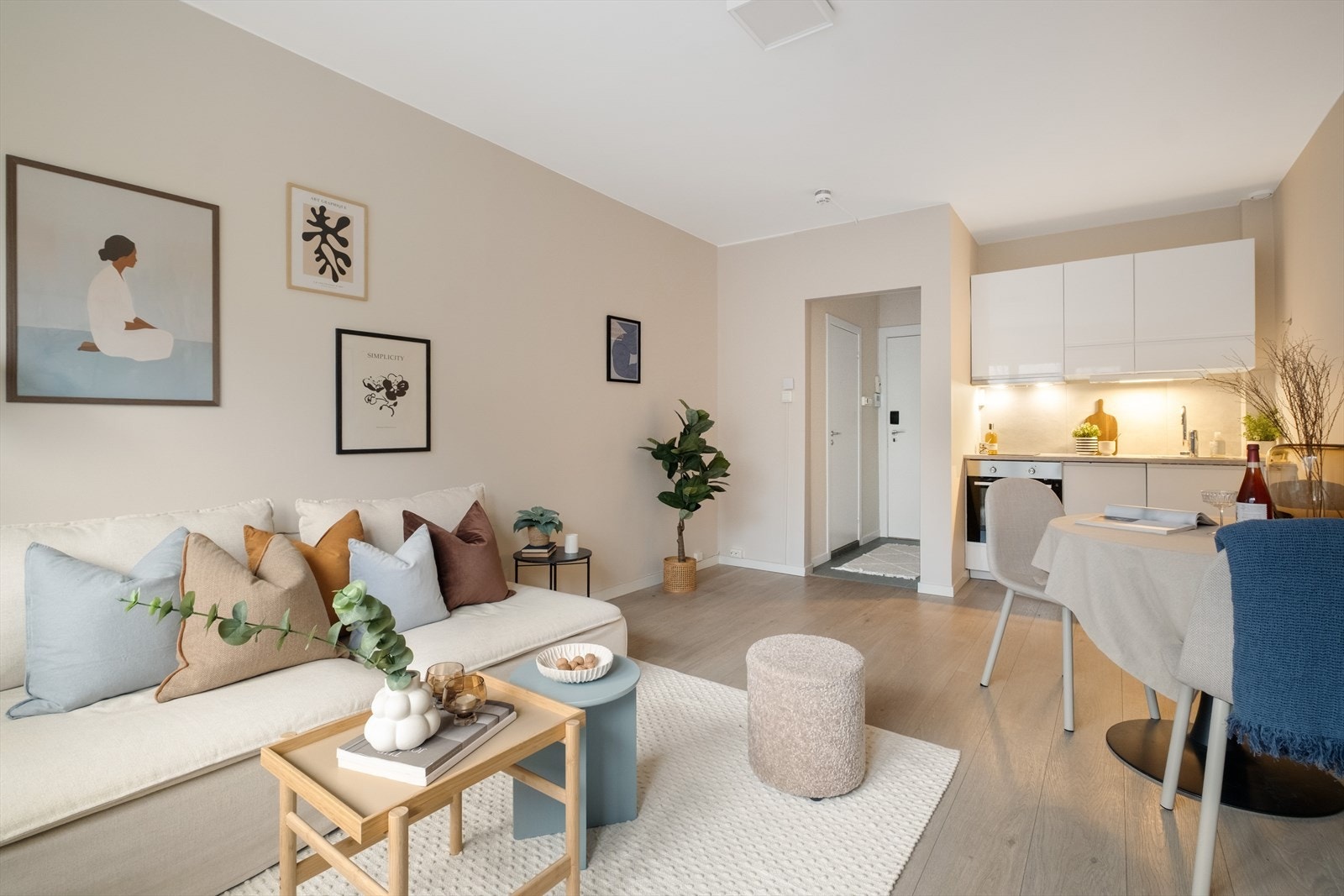 Åpen stue/kjøkkenløsning understreker en arealeffektiv planløsning. Galleribilde