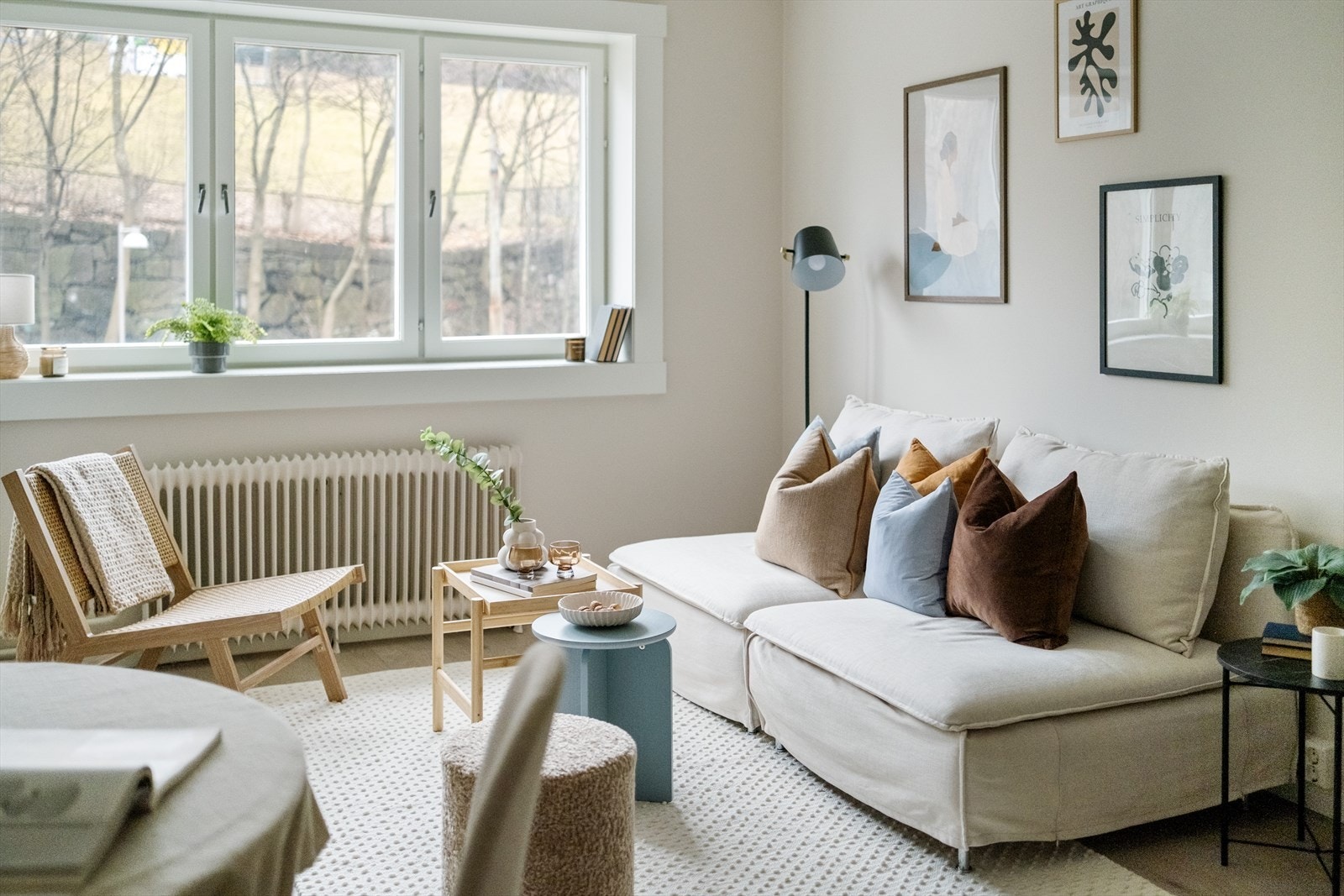 Hyggelig stue med store vindusflater. Galleribilde