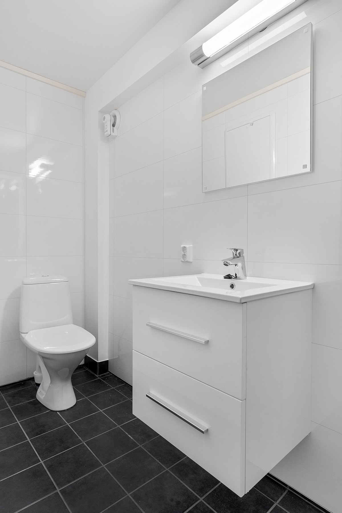 Moderne bad med dusjkabinett.