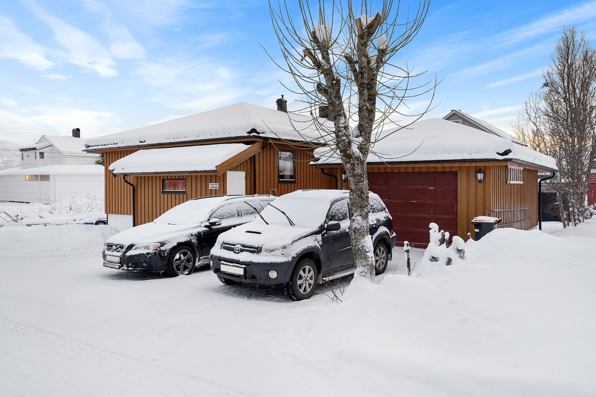 Beliggenhet i rolig område nært fine naturområder og flotte turstier. Gangavstand til UNN/UiT - perfekt for studenter!