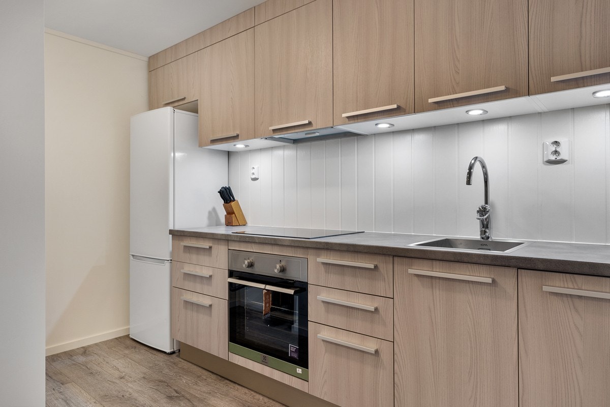 Felles kjøkken med kjøleskap/frys, integrert stekeovn/koketopp og oppvaskmaskin.