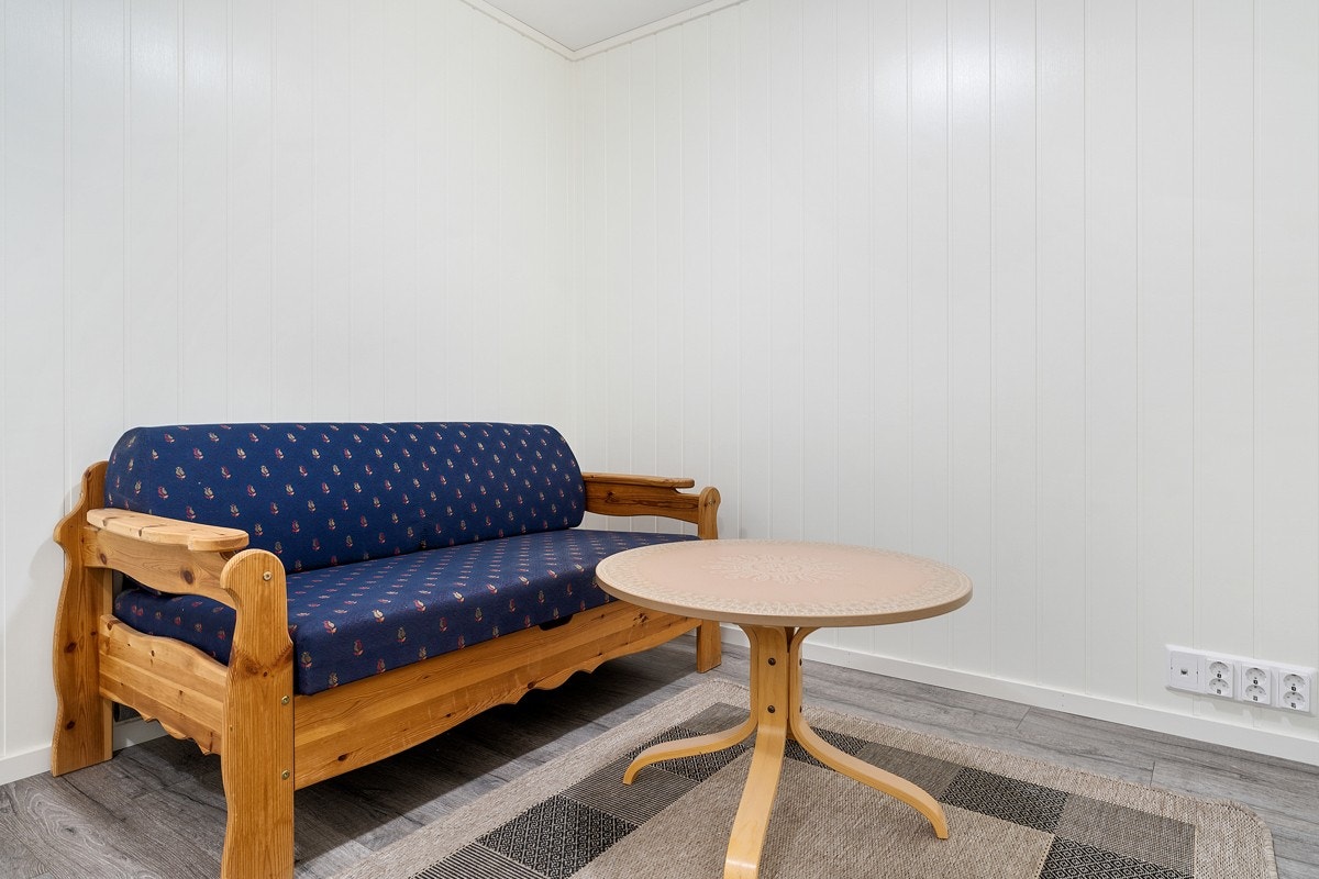 Felles oppholdsrom med sofa og stuebord