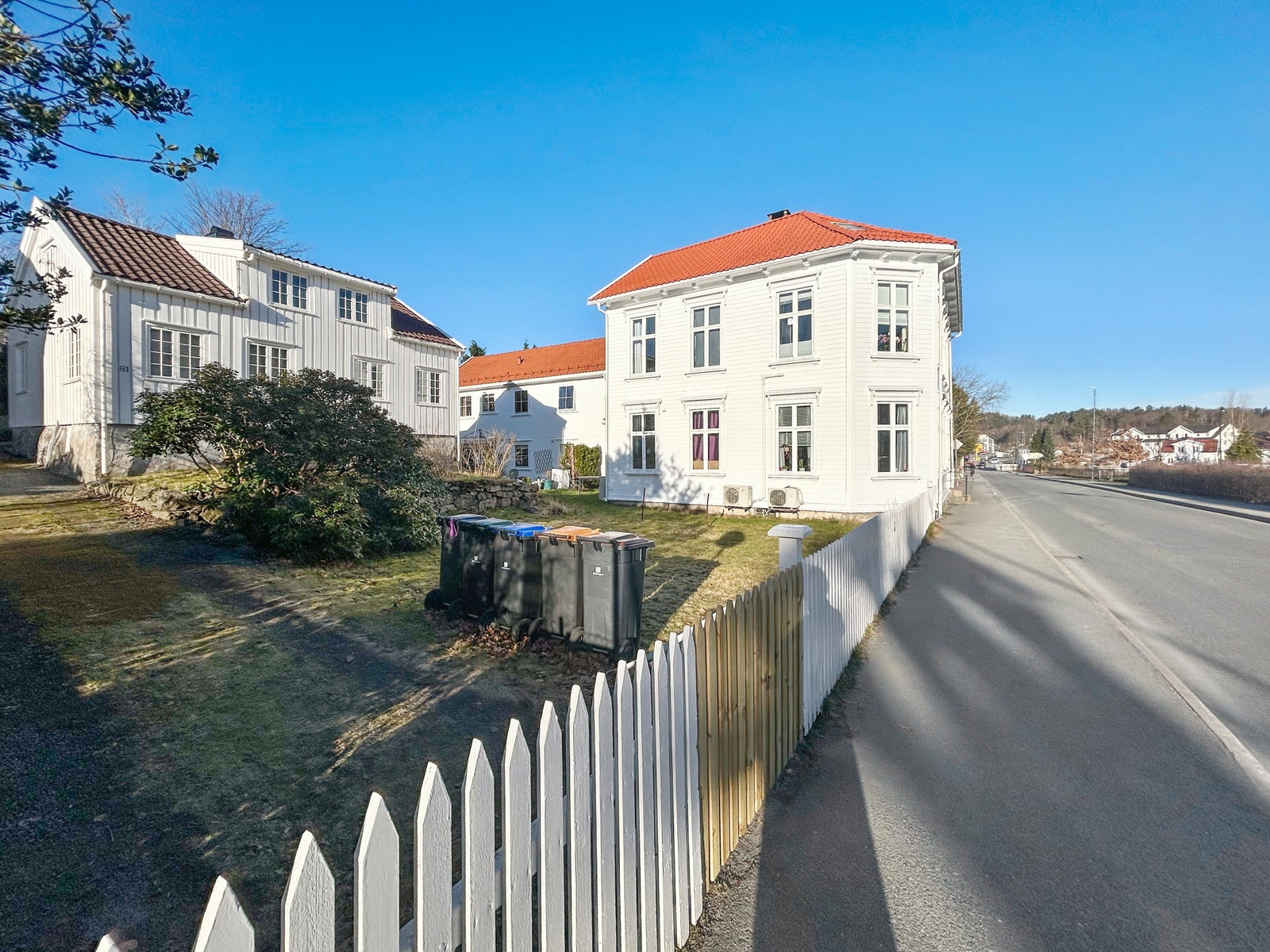 God plass til å parkere inne på tomt som er avlukket med port. Galleribilde