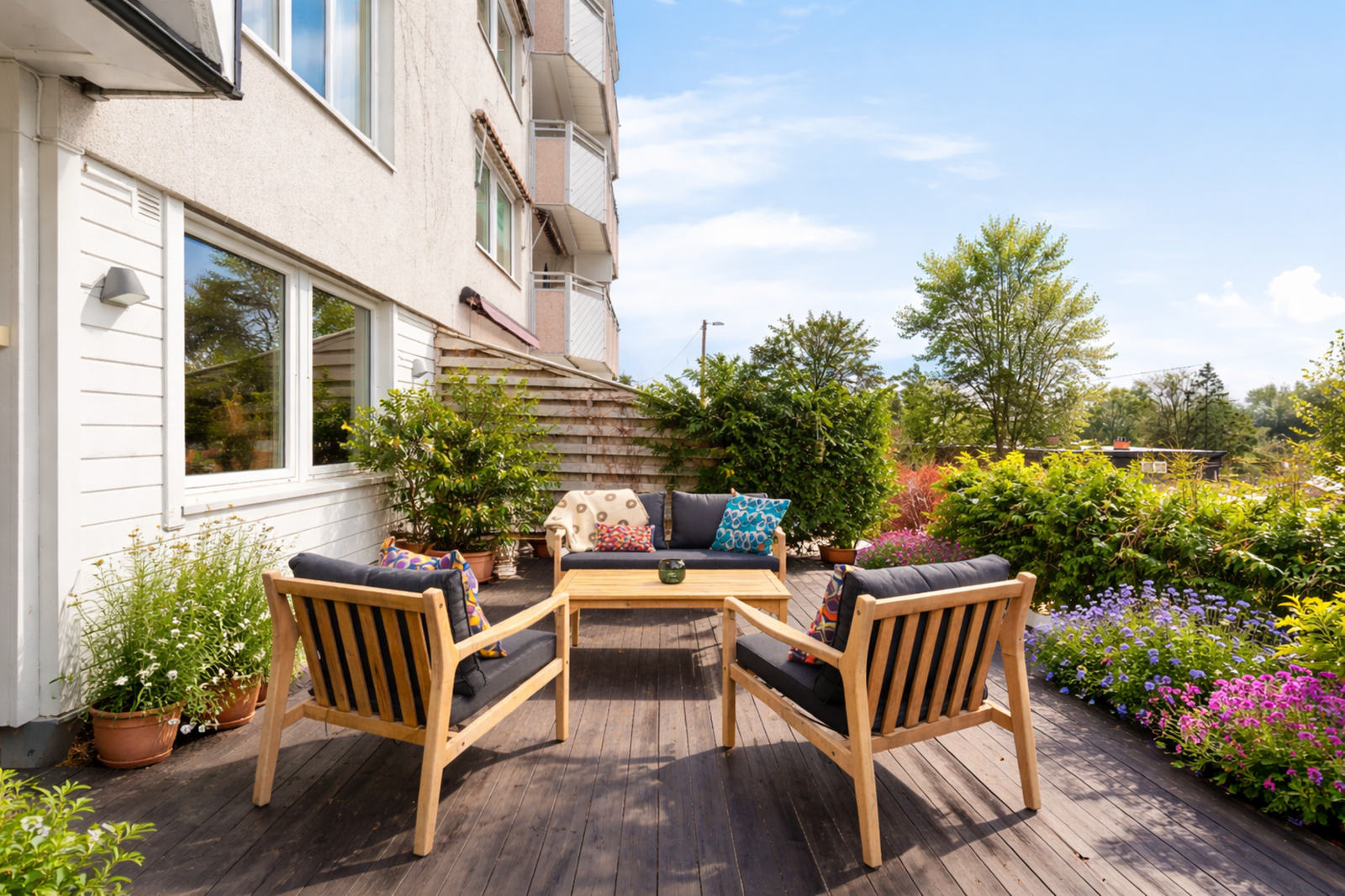 Terrassen har gode solforhold og kan enkelt innredes etter ønske. Her kan lange sommerkvelder nytes bak en hekk som gir godt med privatliv. (Redigert på sommerfarger.) Galleribilde