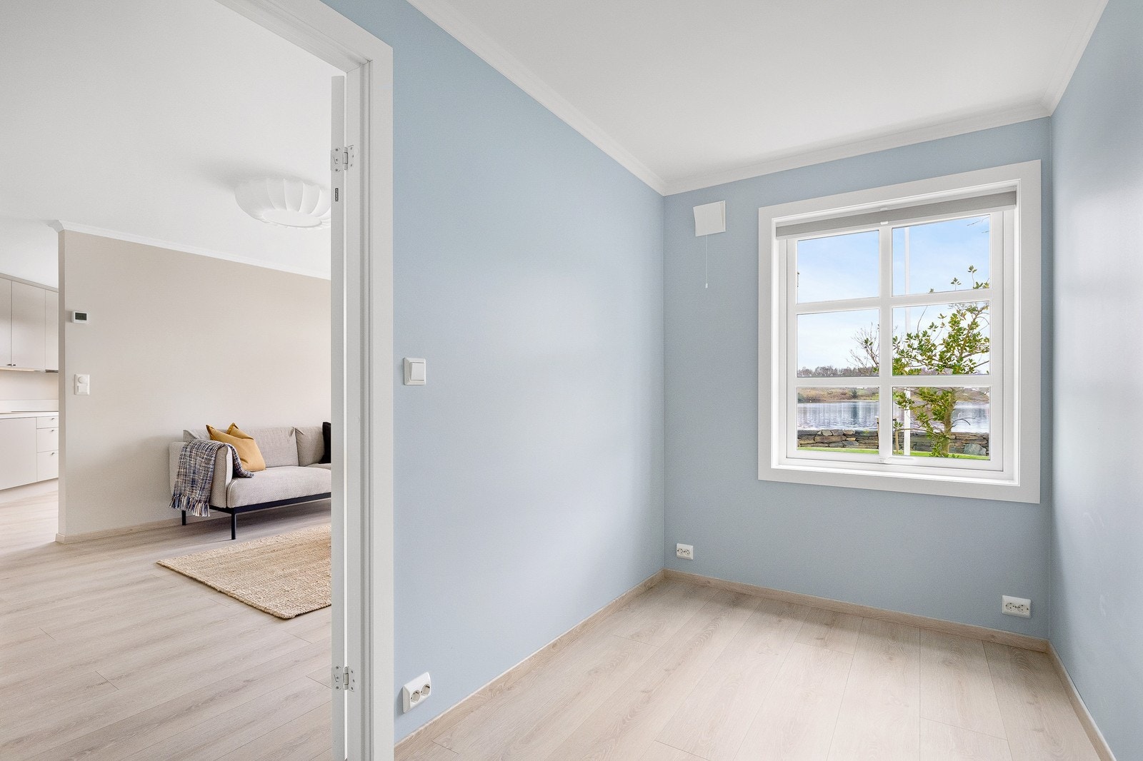 Soverom/kontor/garderobe (Soverom 2 er innredet med enkeltseng og åpen garderobeløsning). Galleribilde
