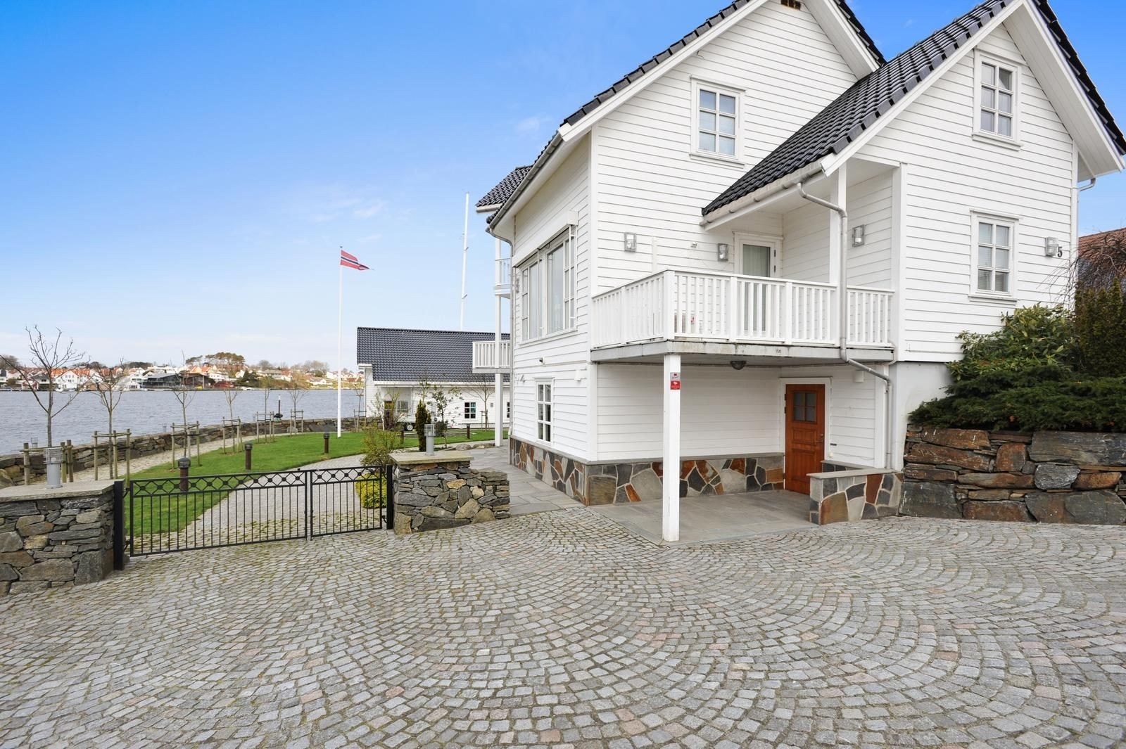 Beliggende ved sjøen Galleribilde