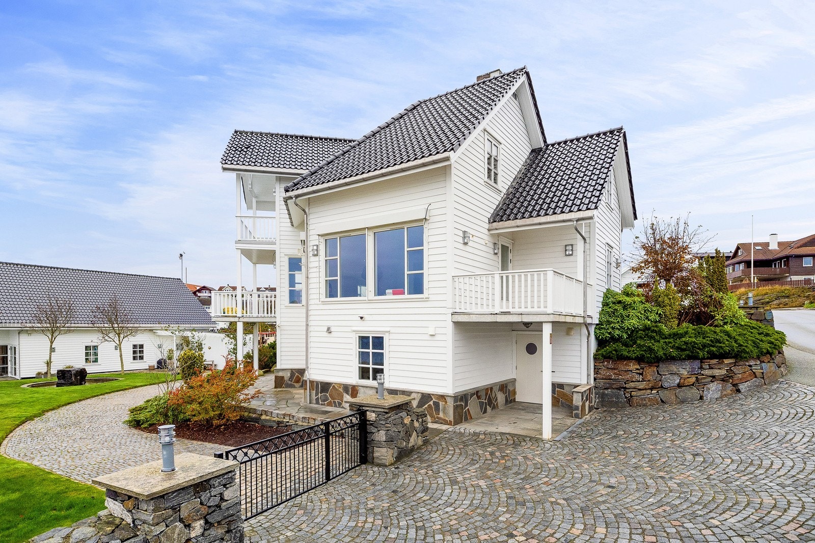 Inngang og parkering tilhørende leilighet Galleribilde
