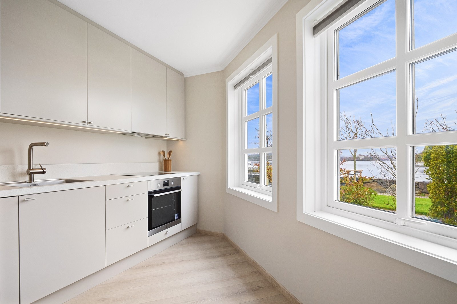 Kjøkken med plass til spisebord Galleribilde