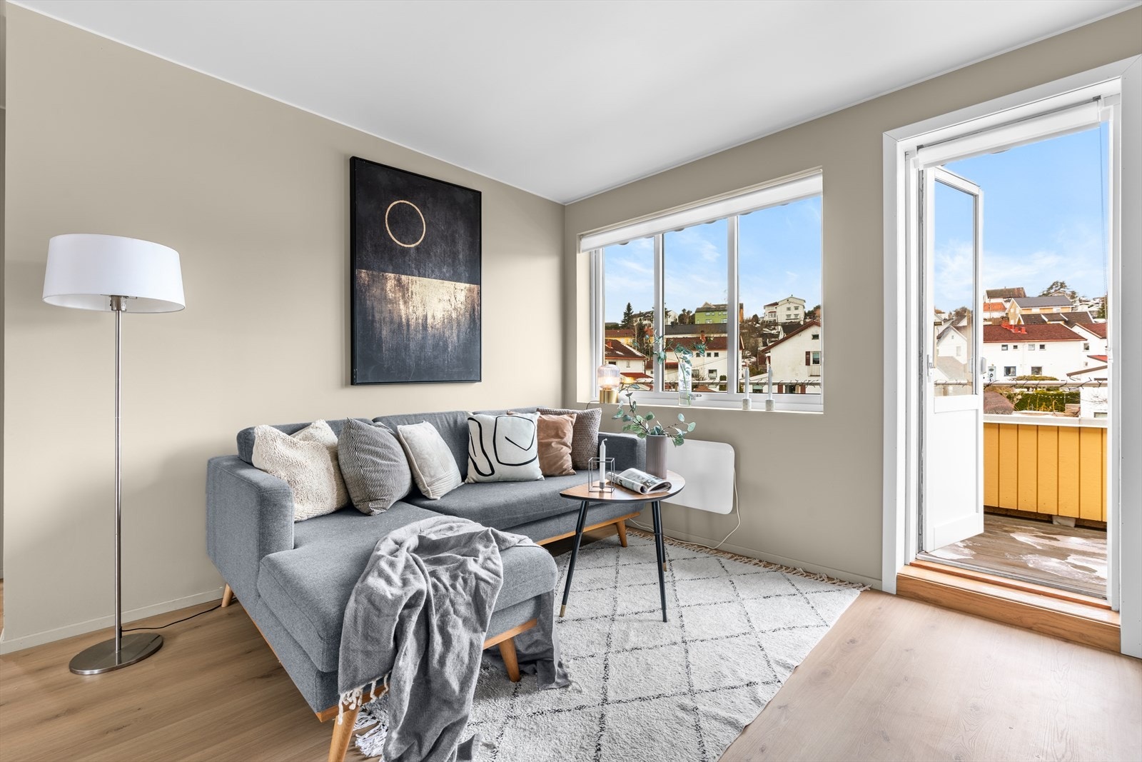 Utgang fra stue til en 13 m² vestvendt veranda med tidlig ettermiddags- og kveldssol og hyggelig fritt utsyn. Galleribilde