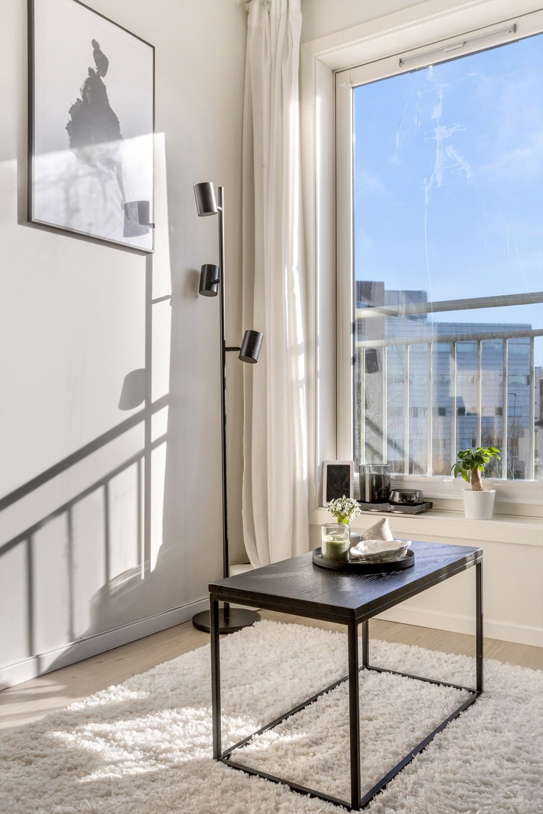 Mye naturlig lys og fint utsyn. Det innerste glasset på venstre vindu har sprukket og vil bli byttet på borettslagets regning iht. e-post fra styret. Galleribilde