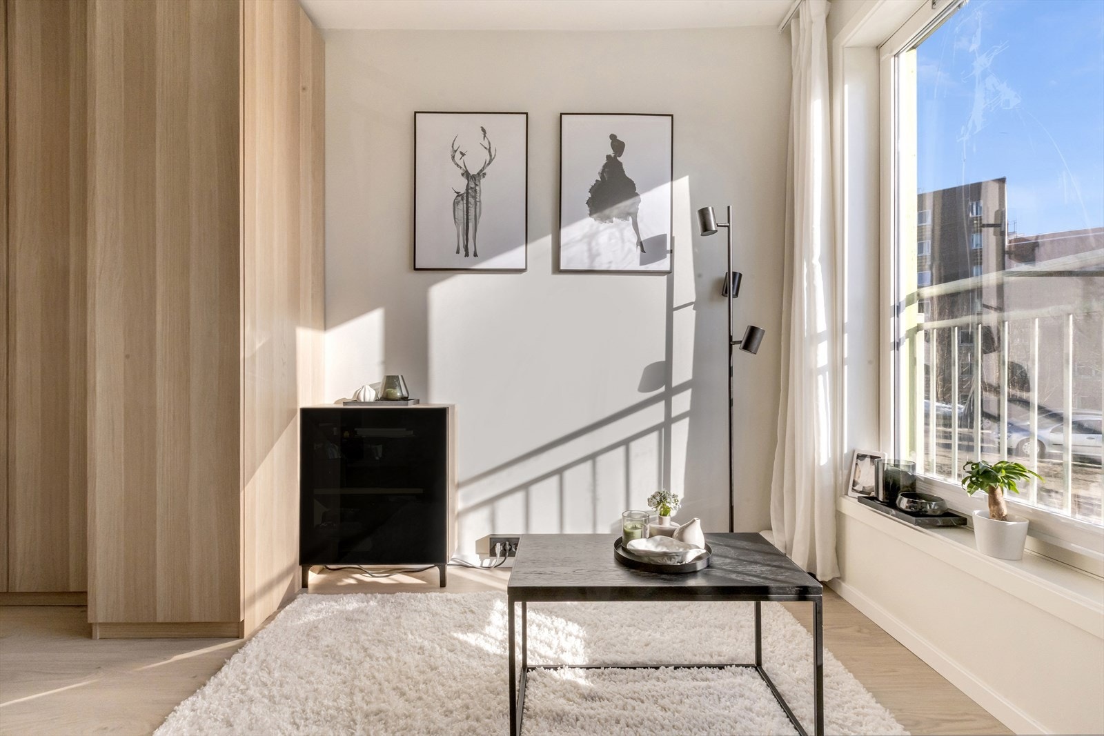 Det er plass til seng, sofa og tv. Det innerste glasset på venstre vindu har sprukket og vil bli byttet på borettslagets regning iht. e-post fra styret. Galleribilde