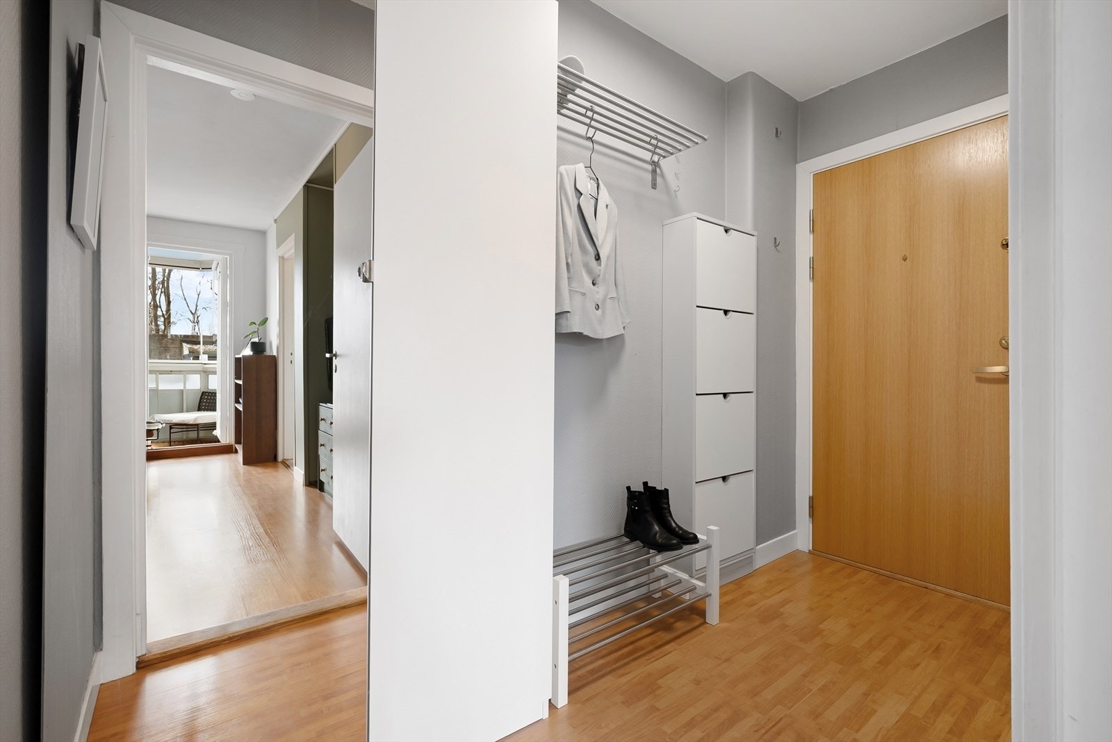 Entré med garderobe og klesoppheng. Galleribilde