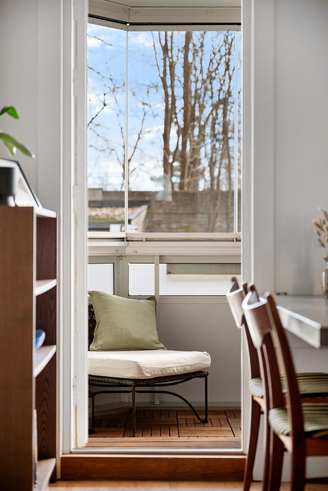 Fra stue er det utgang til innglasset balkong - En fin forlengelse av stuen store deler av året. Galleribilde