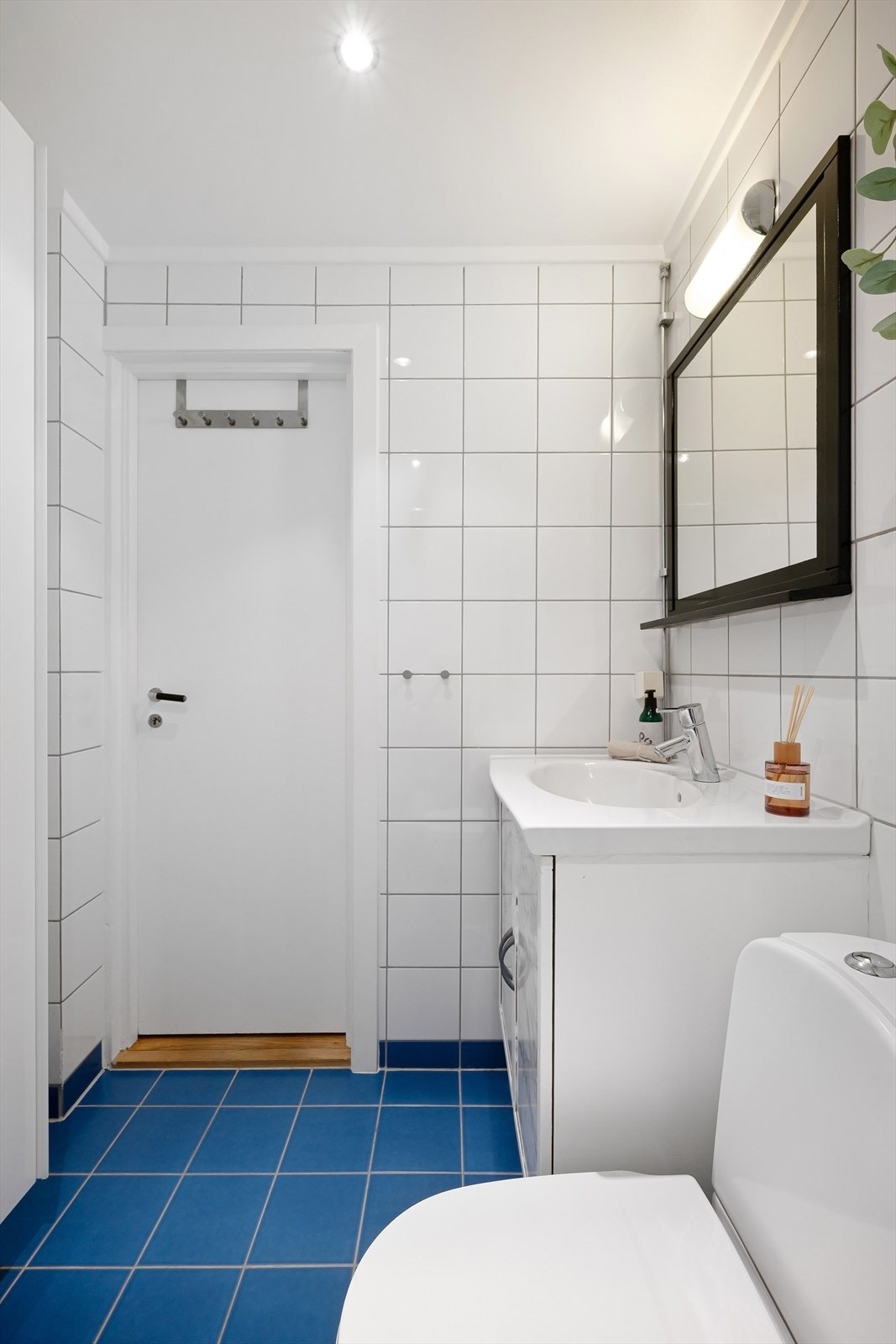 Varmekabler i gulv og spotter i himling. Galleribilde