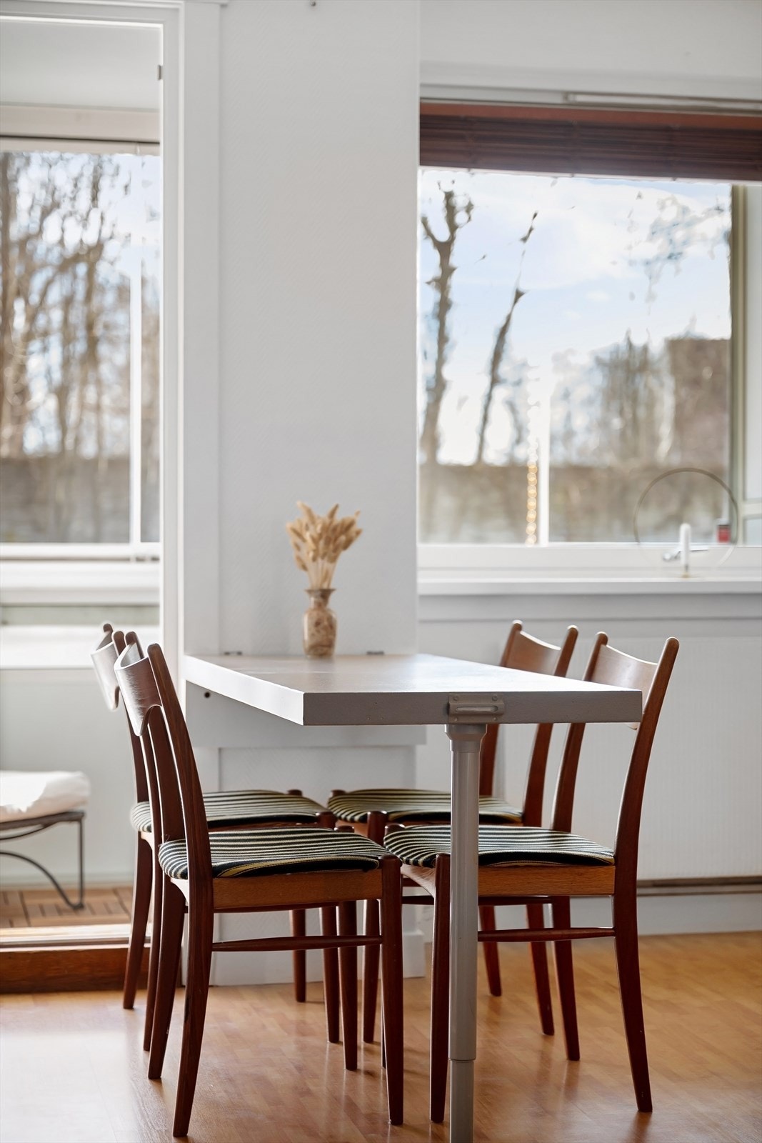 Store vindusflater slipper inn rikelig med lys. Galleribilde