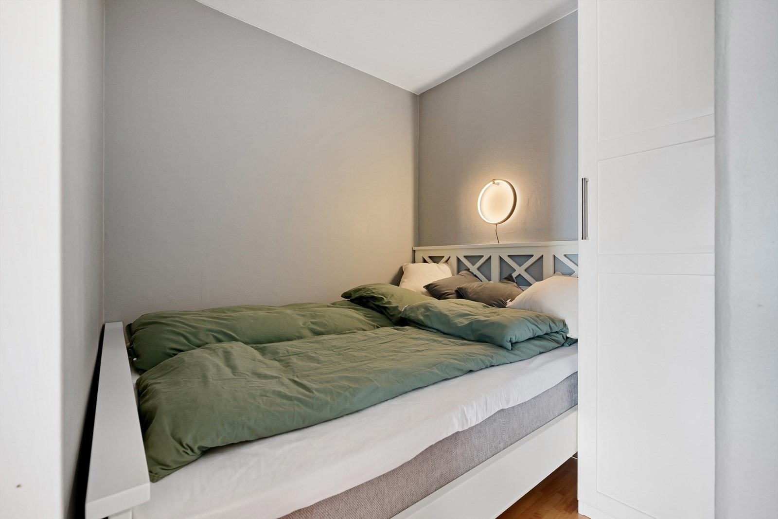 Sovalkove med plass til dobbeltseng og garderobe. Galleribilde