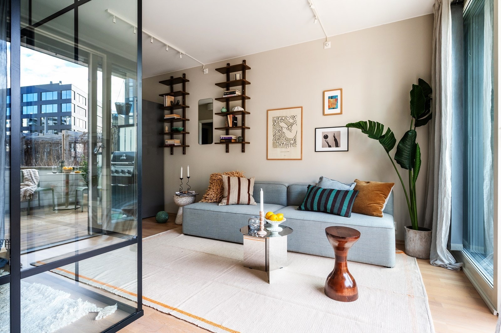 Dette er en arealeffektiv leilighet med plass til stor sofa i stuen og lite spisebord på kjøkken. Galleribilde