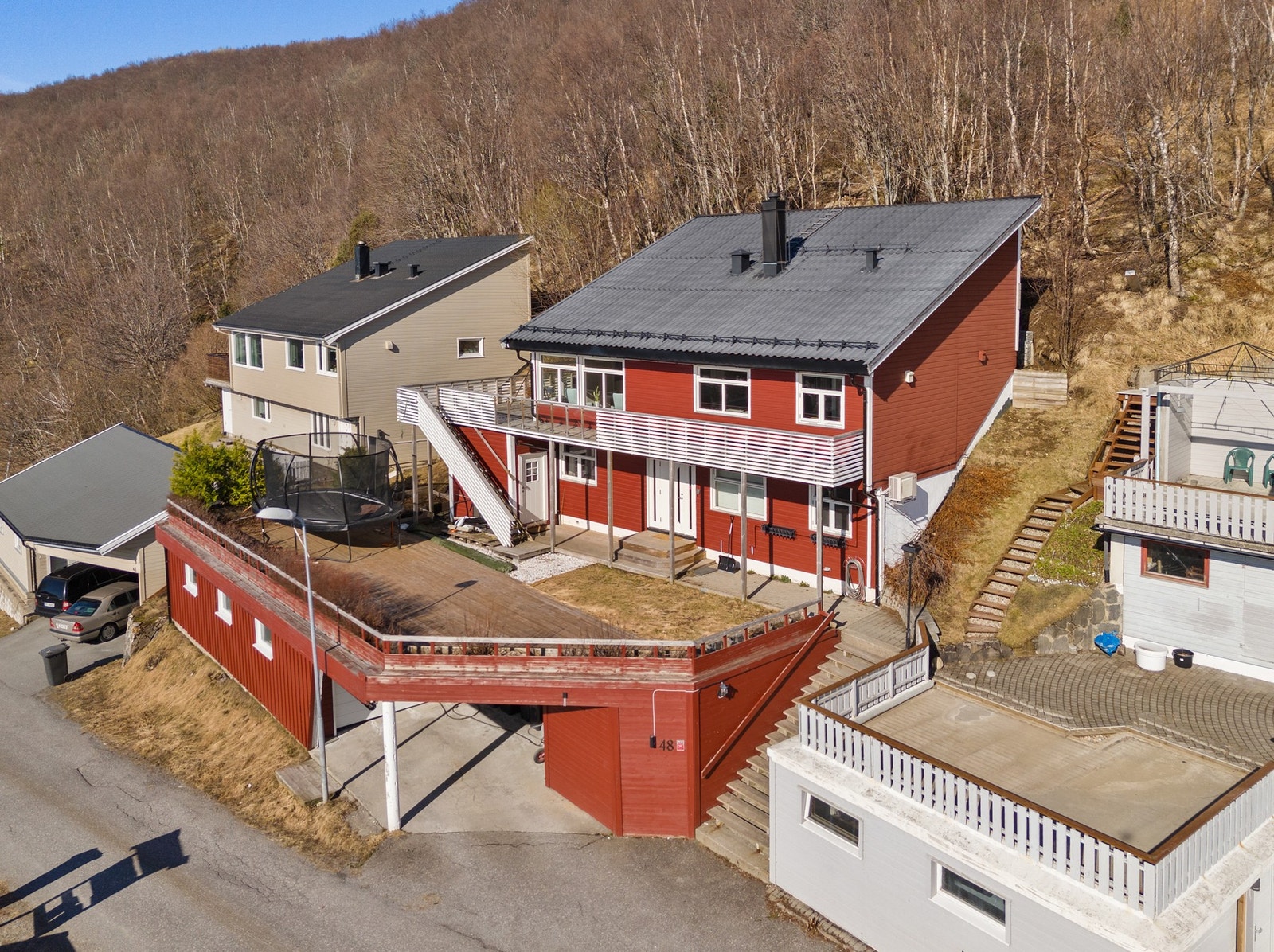 Meget stor garasje, samt, takoverbygg foran garasjen, som fint fungerer som carport. Galleribilde