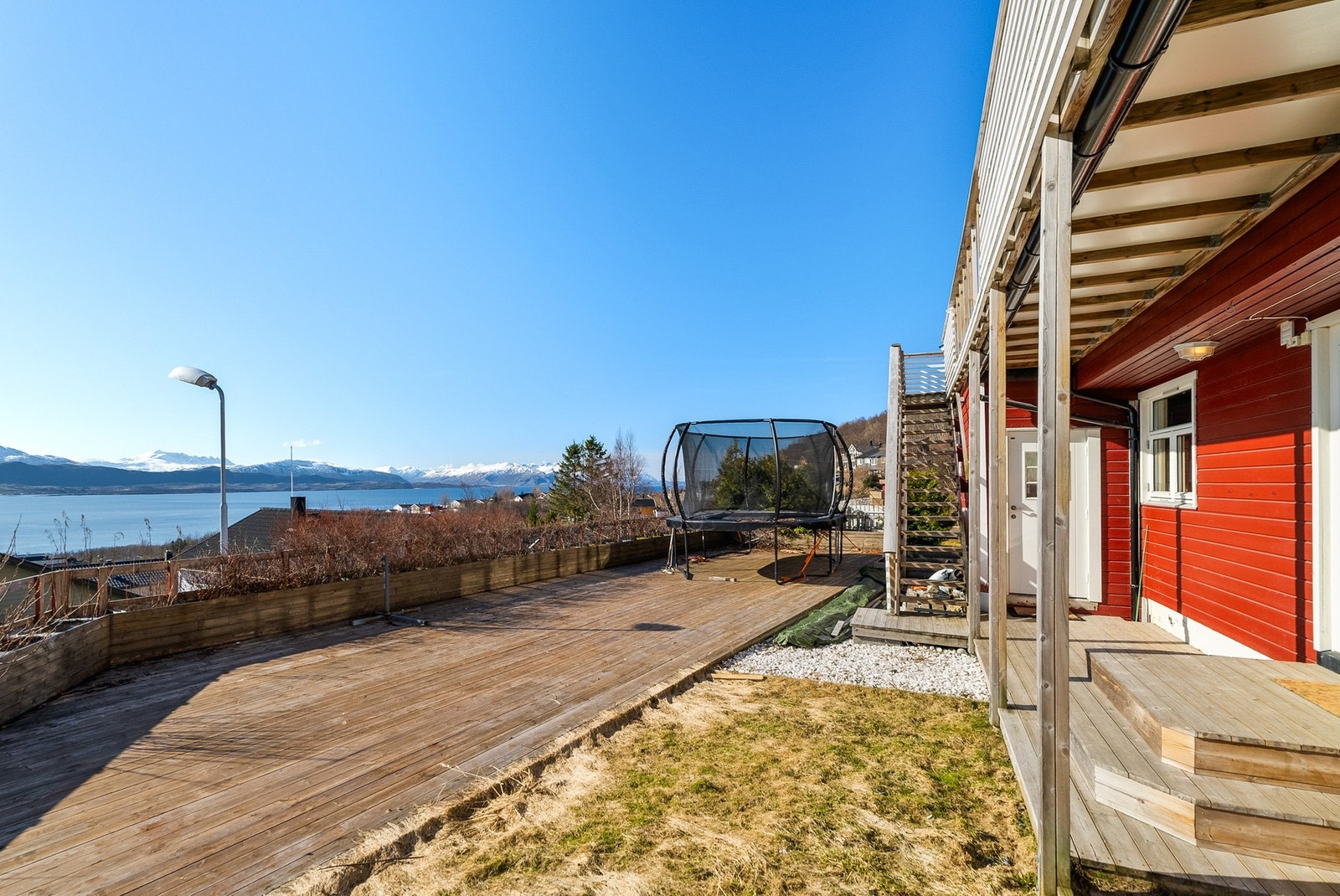 Terrasse og plen over garasjen. Galleribilde