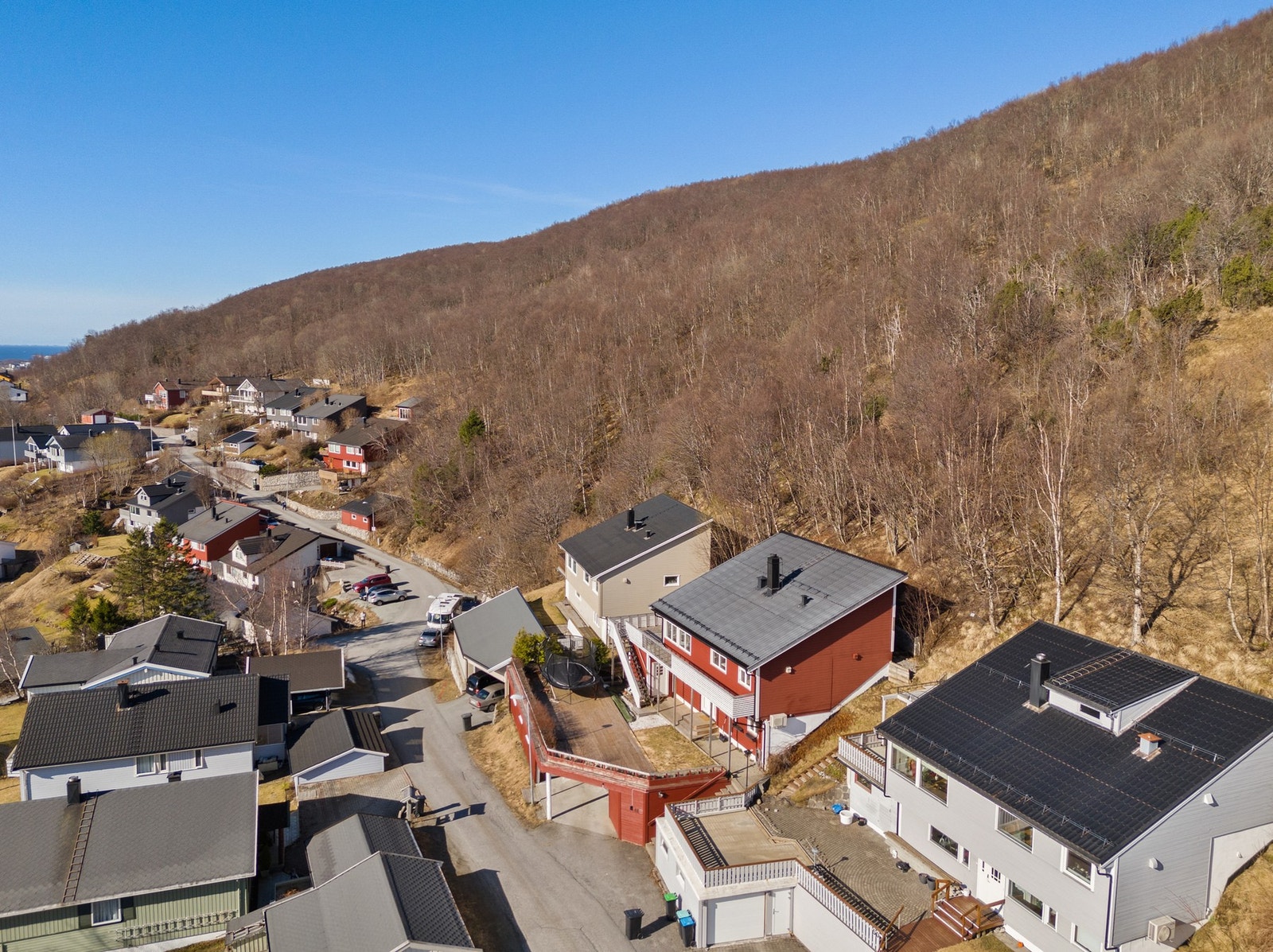 Takoverbygg foran garasjen, som fint fungerer som carport. Galleribilde