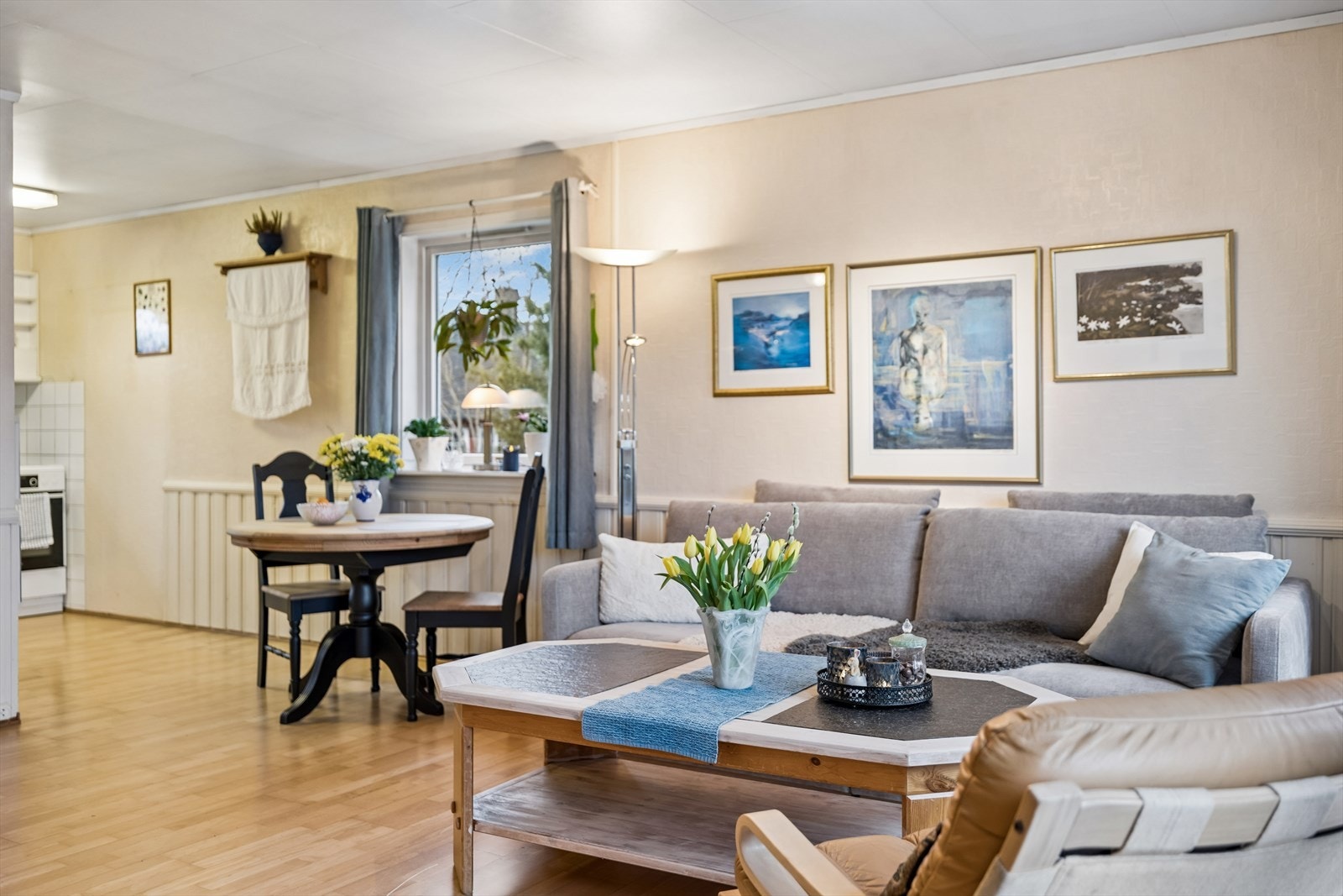 Stuen har god plass til både spisebord og en romslig sittegruppe. Galleribilde