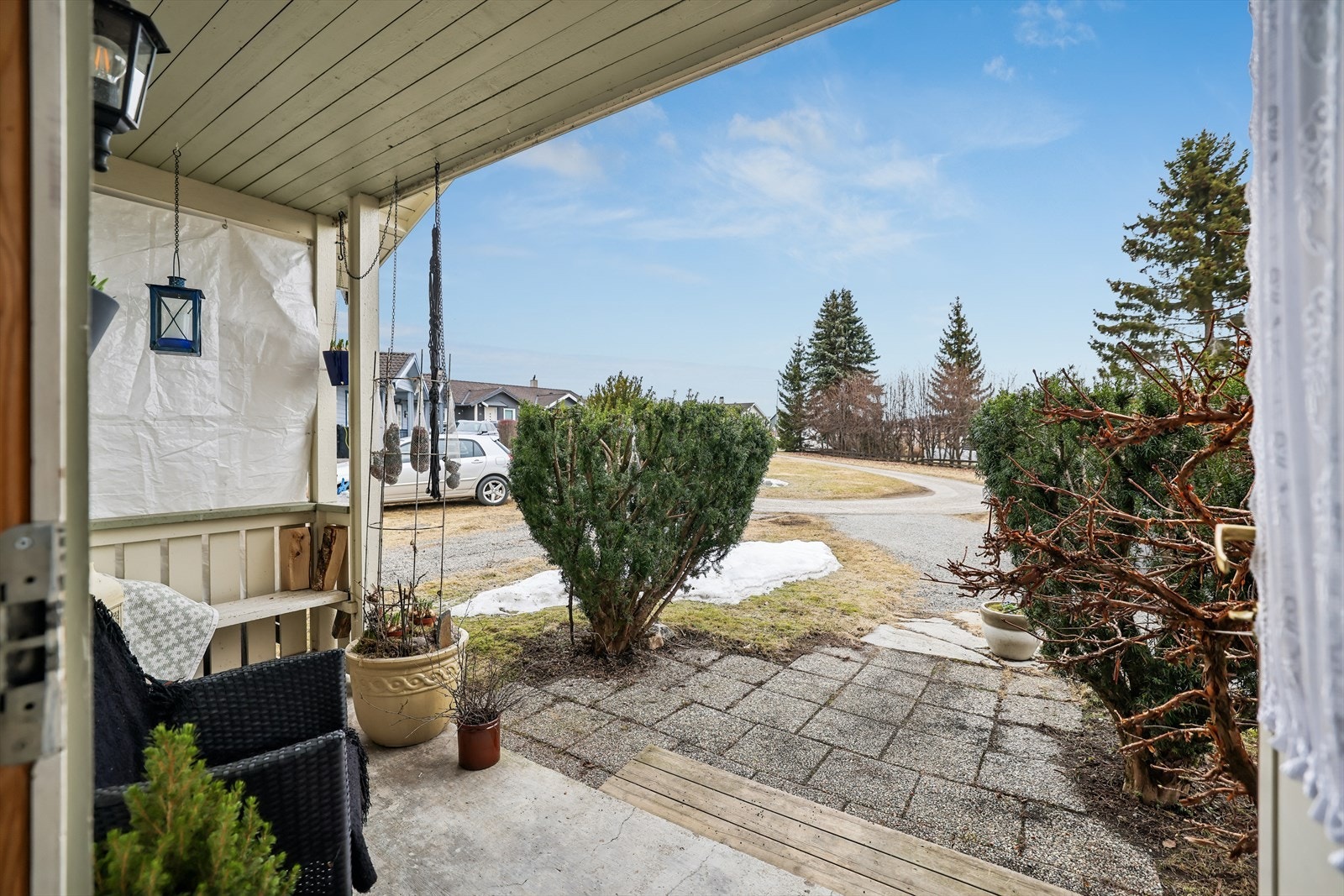 Utsyn fra inngangen mot et rolig og etablert nabolag. Galleribilde