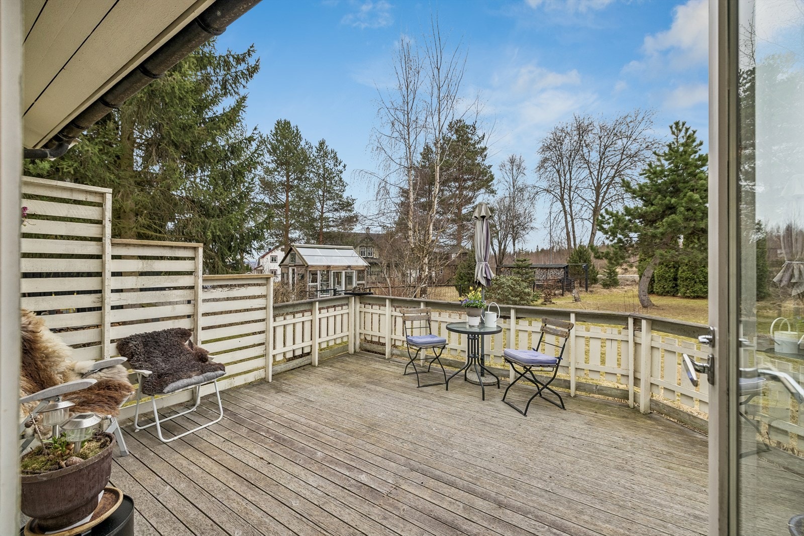 Fra stuen er det utgang til terrasse på 25 kvm, bygget med impregnerte terrassebord. Galleribilde