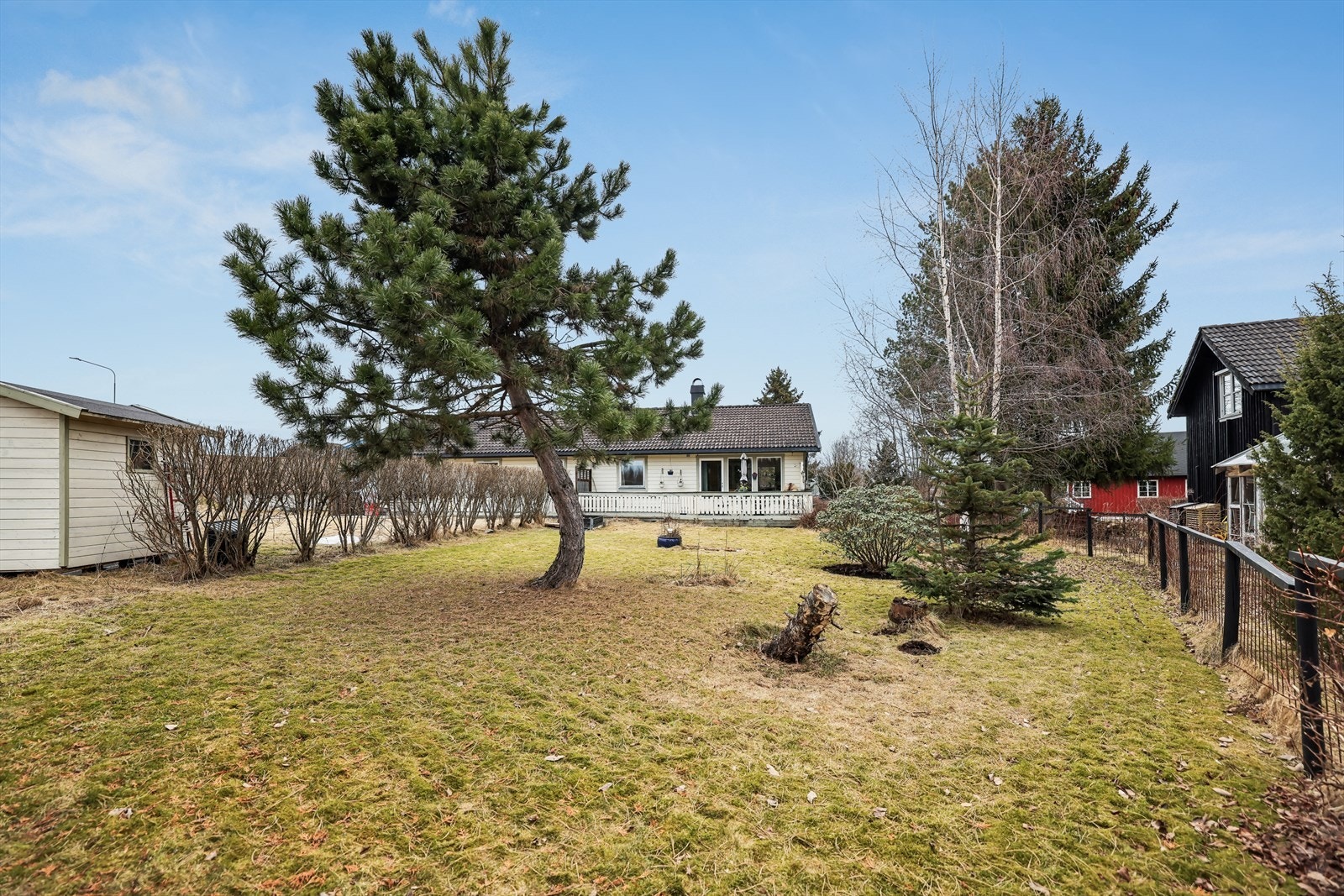 Det er kort vei til både barnehager og skoler, med Solvang skole kun 1,1 km unna. Galleribilde