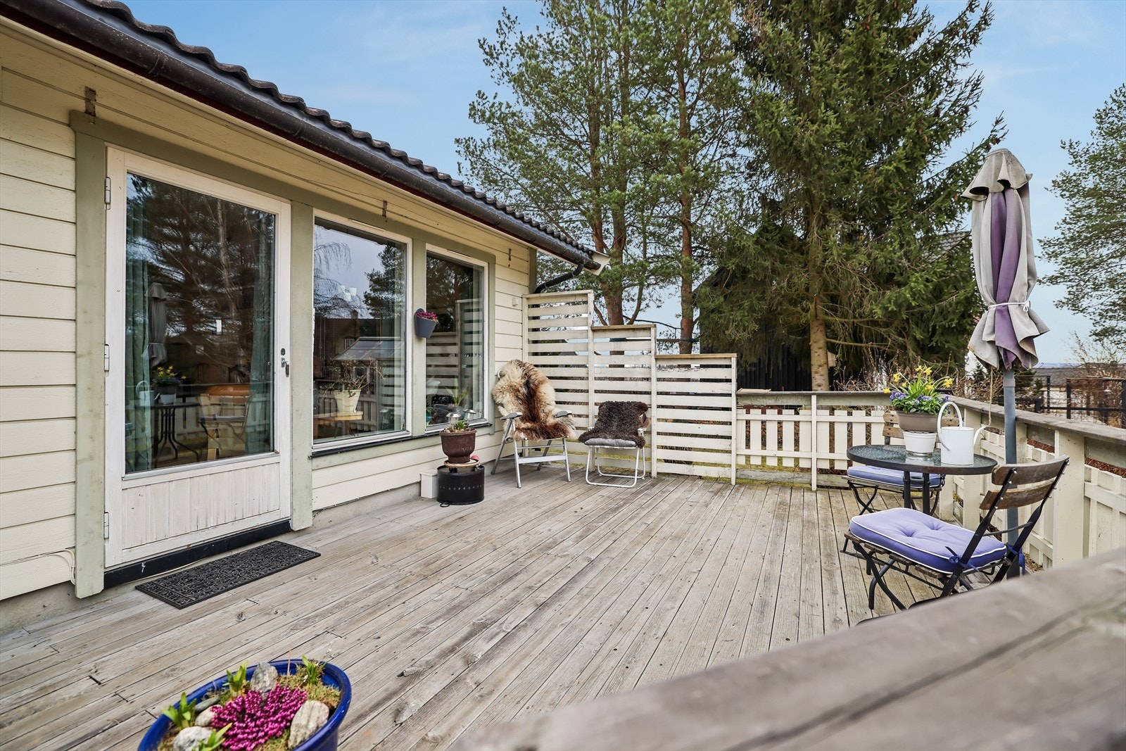 Stor terrasse med god plass for hagemøblement. Galleribilde