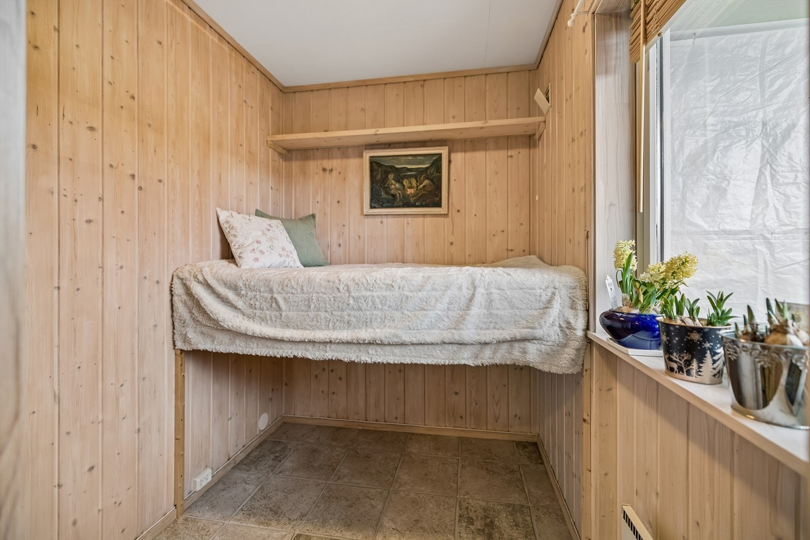 Innredet rom med plassbygget sengeløsning. Dette rommet er registrert som bod. Galleribilde