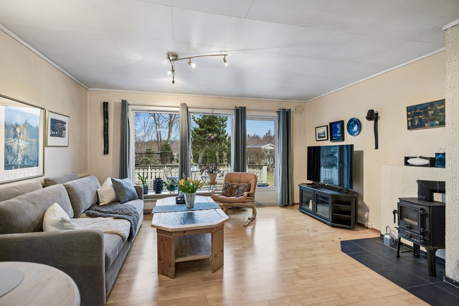 Fra stuen er det direkte utgang til terrassen via en balkongdør i tre med 3-lags glass. Galleribilde